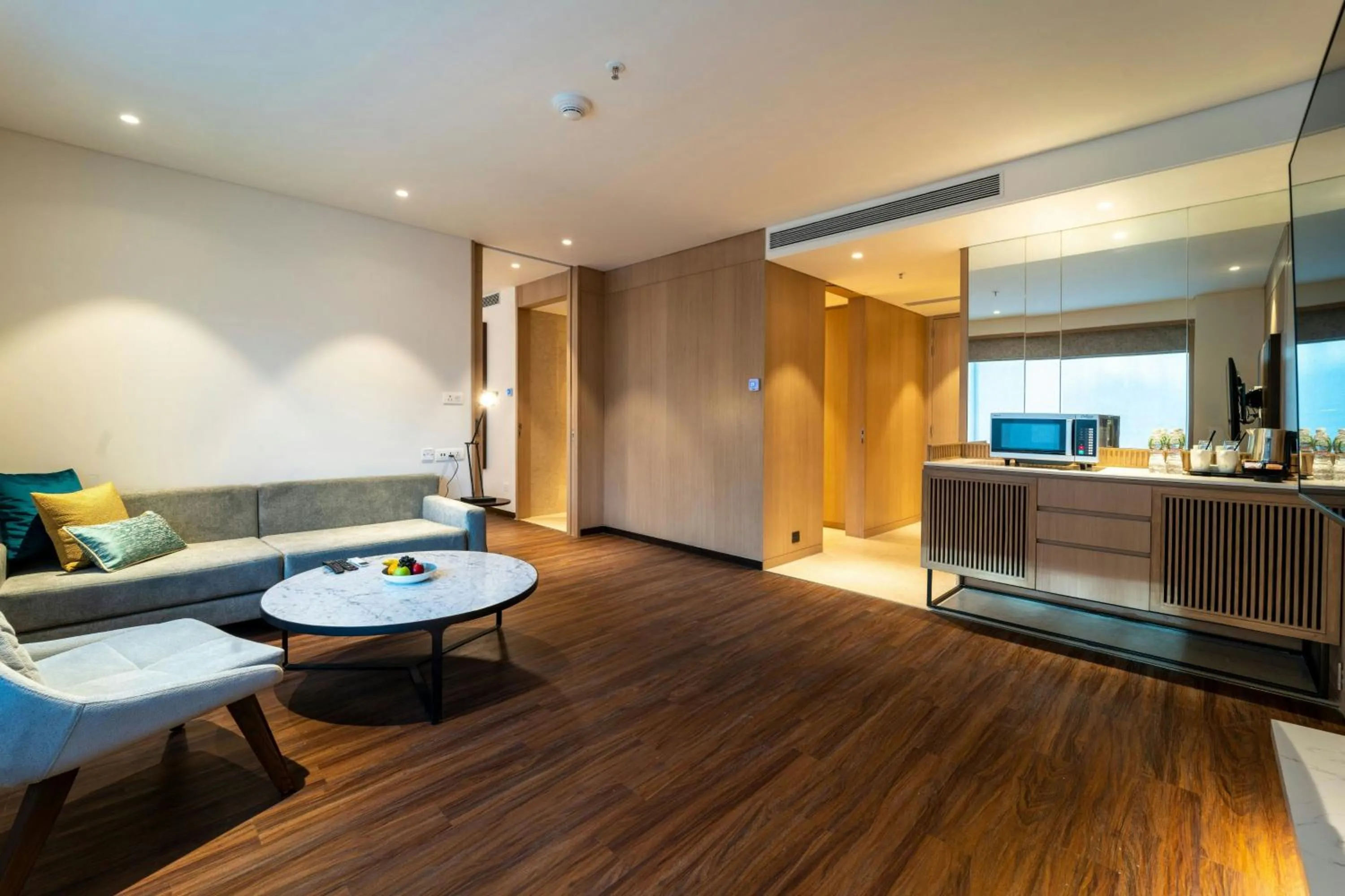 Photo of the whole room in Courtyard by Marriott Vadodara