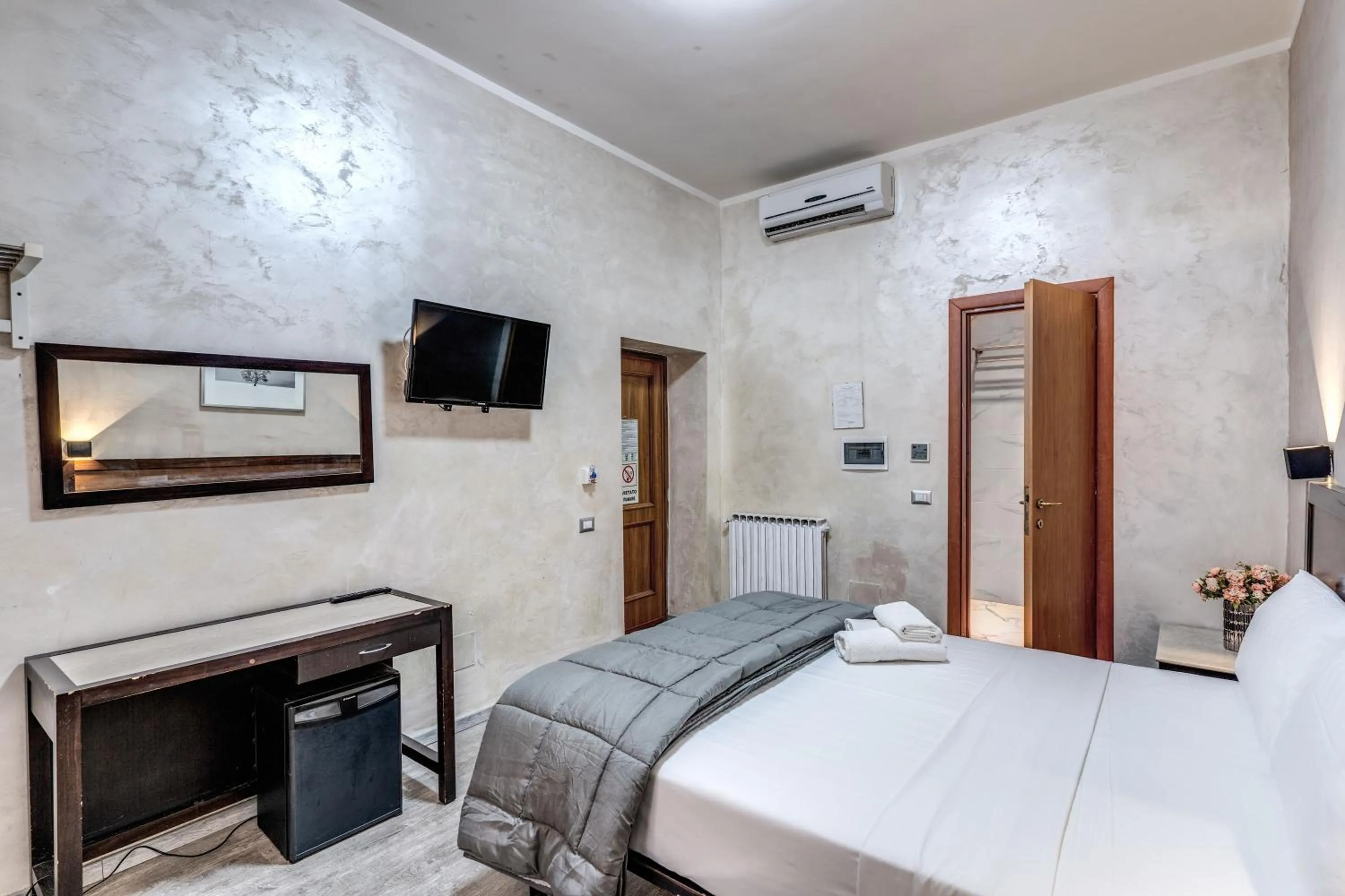 Bedroom, Bed in Hotel Family House