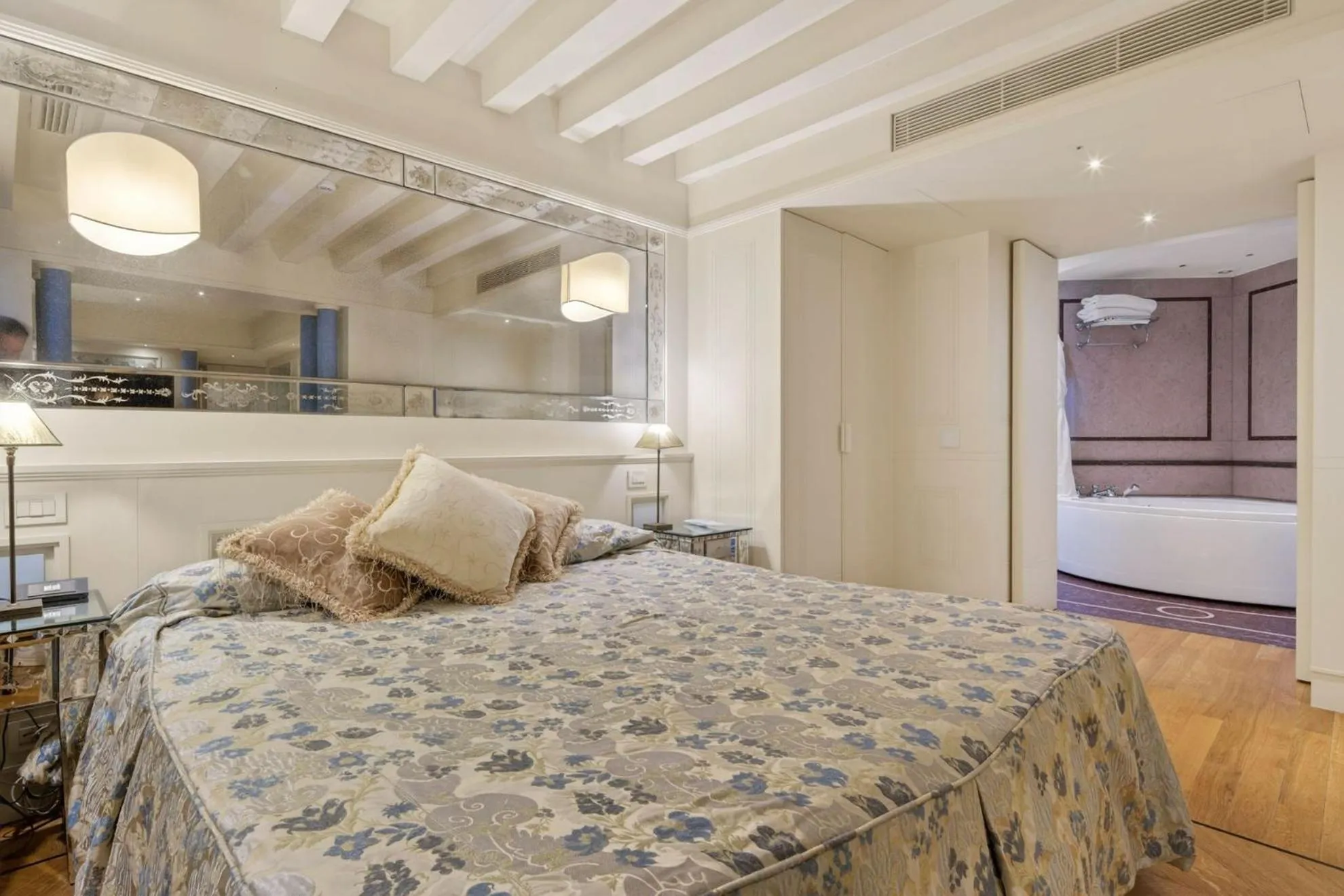 Bed in Canaletto Luxury Suites - San Marco Luxury