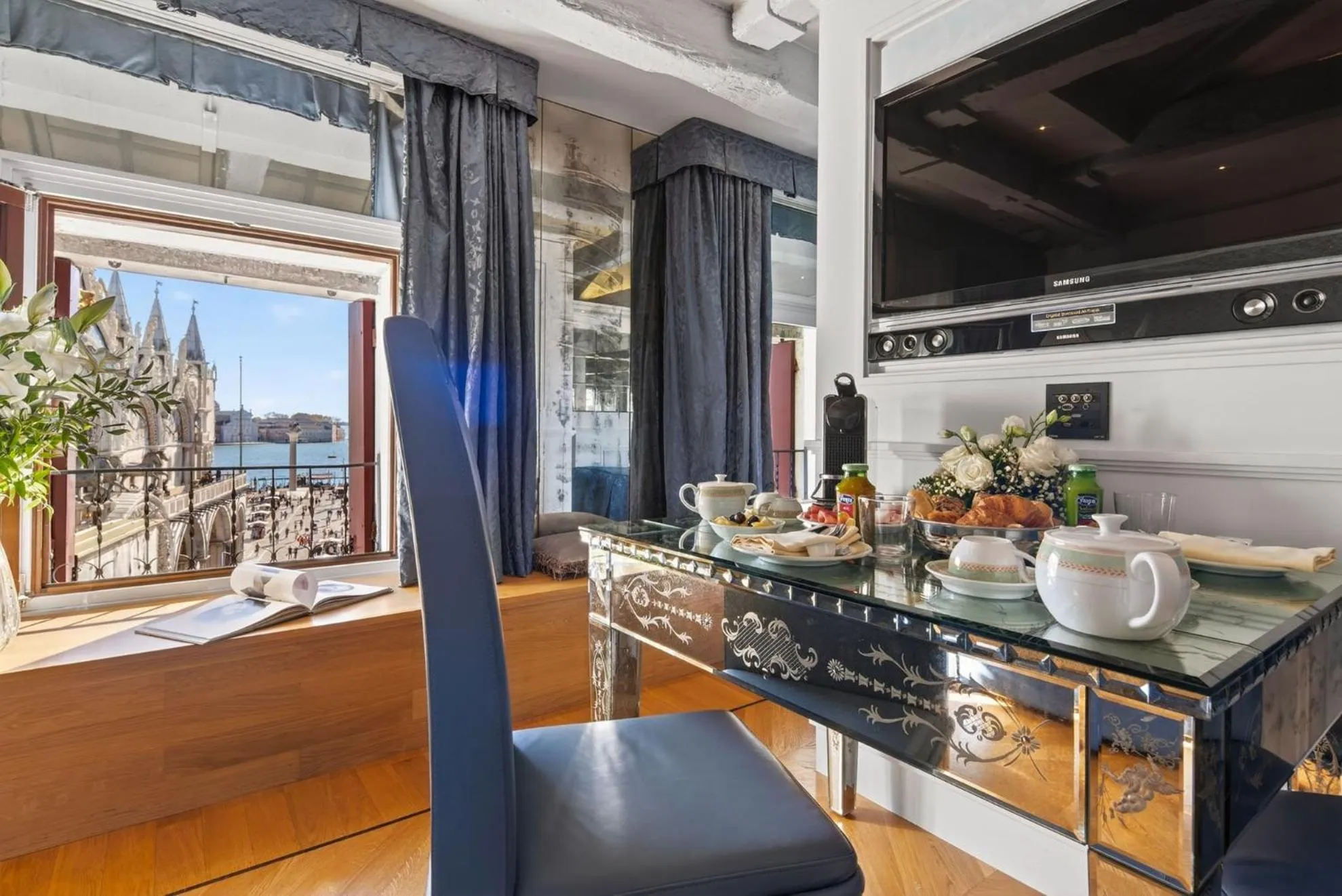 TV and multimedia in Canaletto Luxury Suites - San Marco Luxury