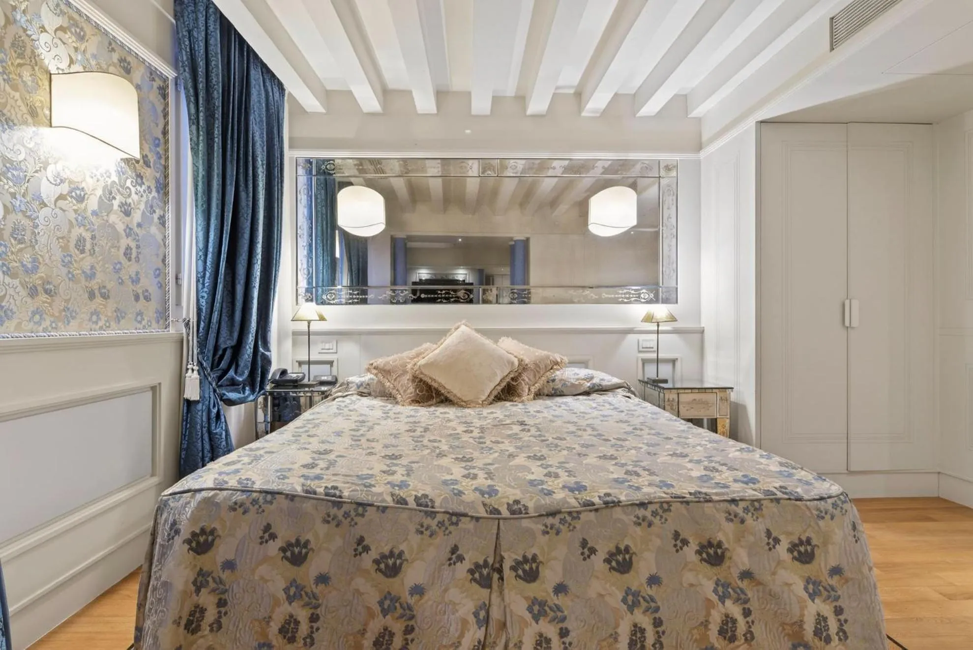 Bed in Canaletto Luxury Suites - San Marco Luxury