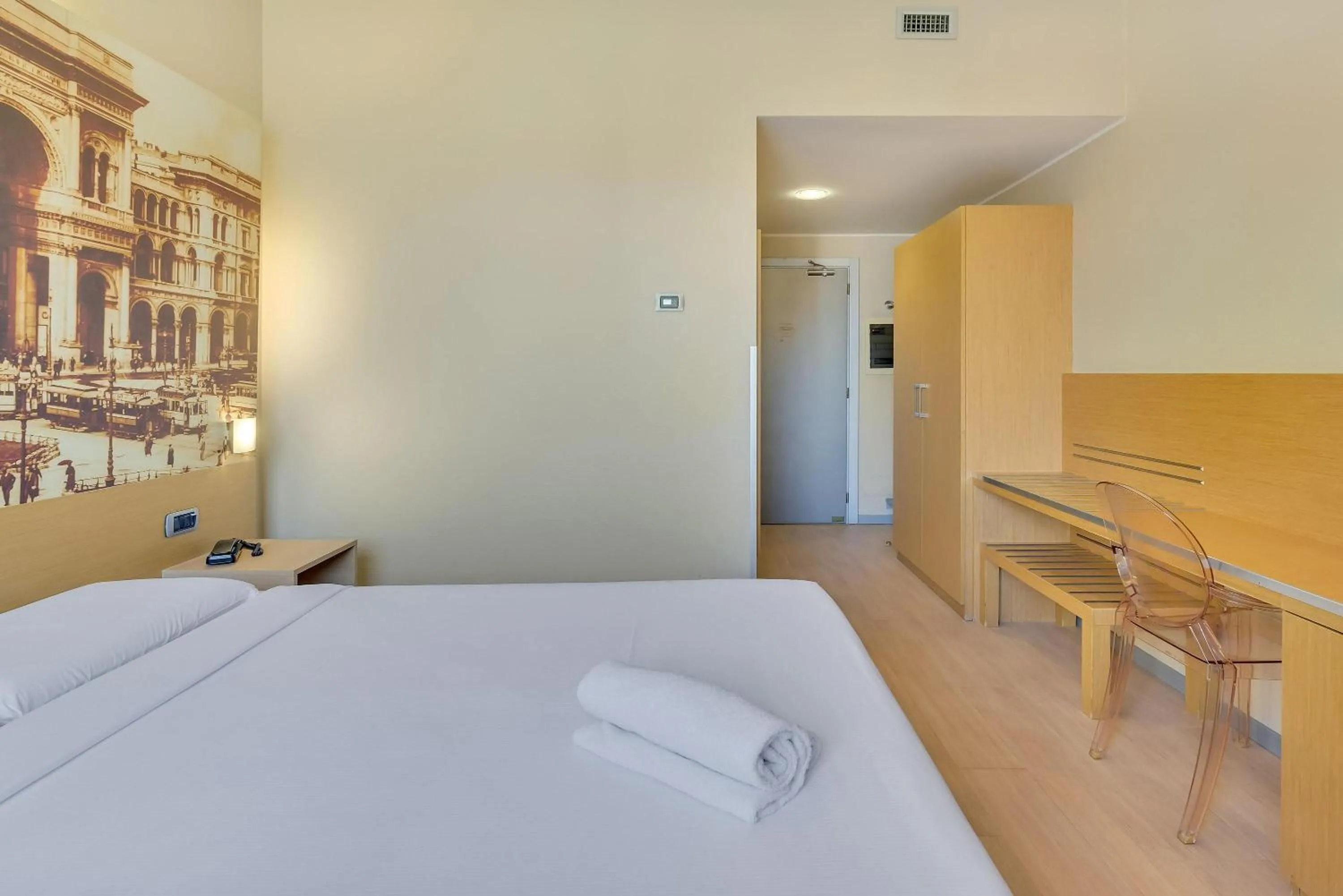 Bathroom, Bed in B&B HOTEL Milano La Spezia