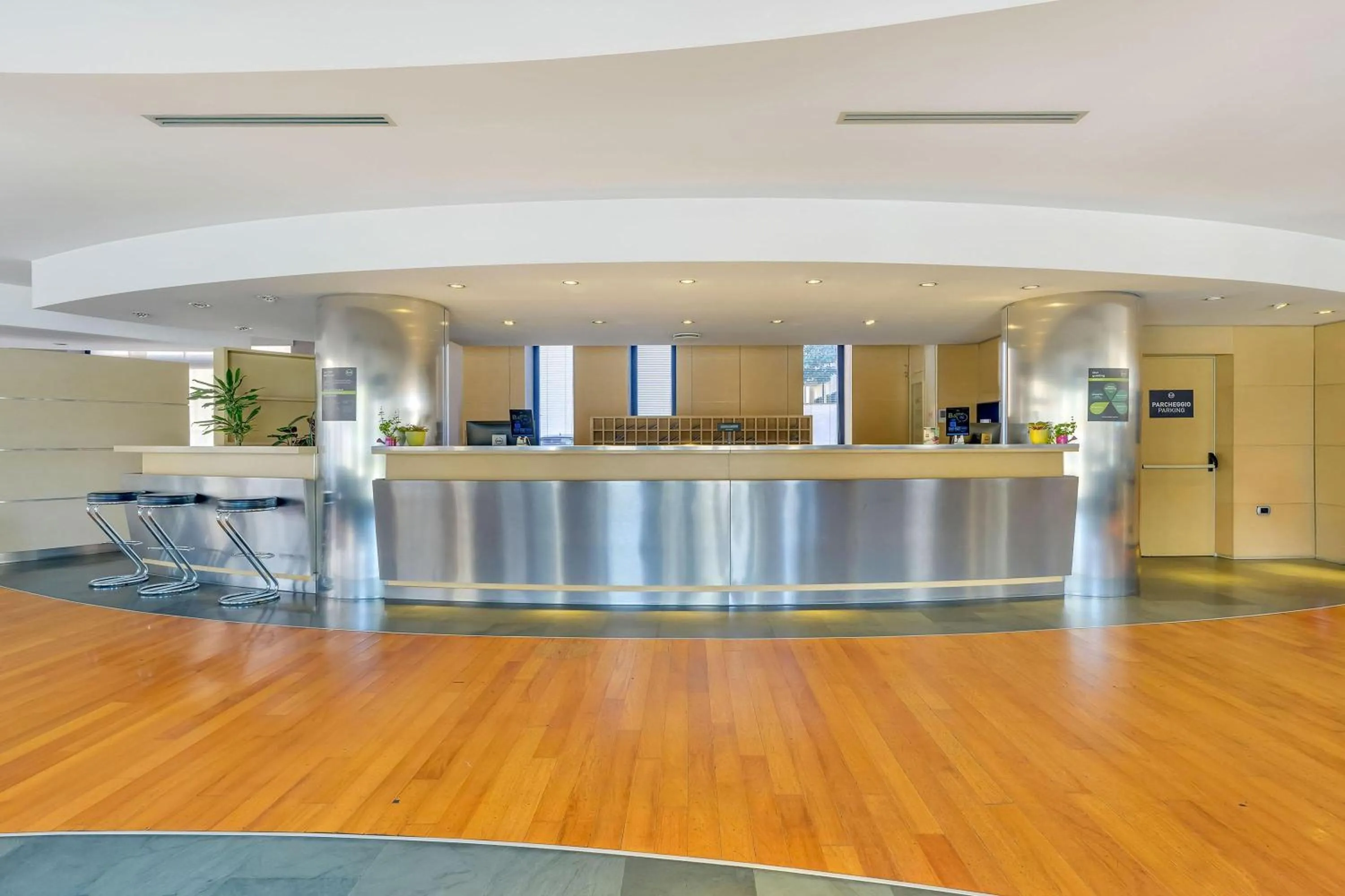 Lobby or reception in B&B HOTEL Milano La Spezia