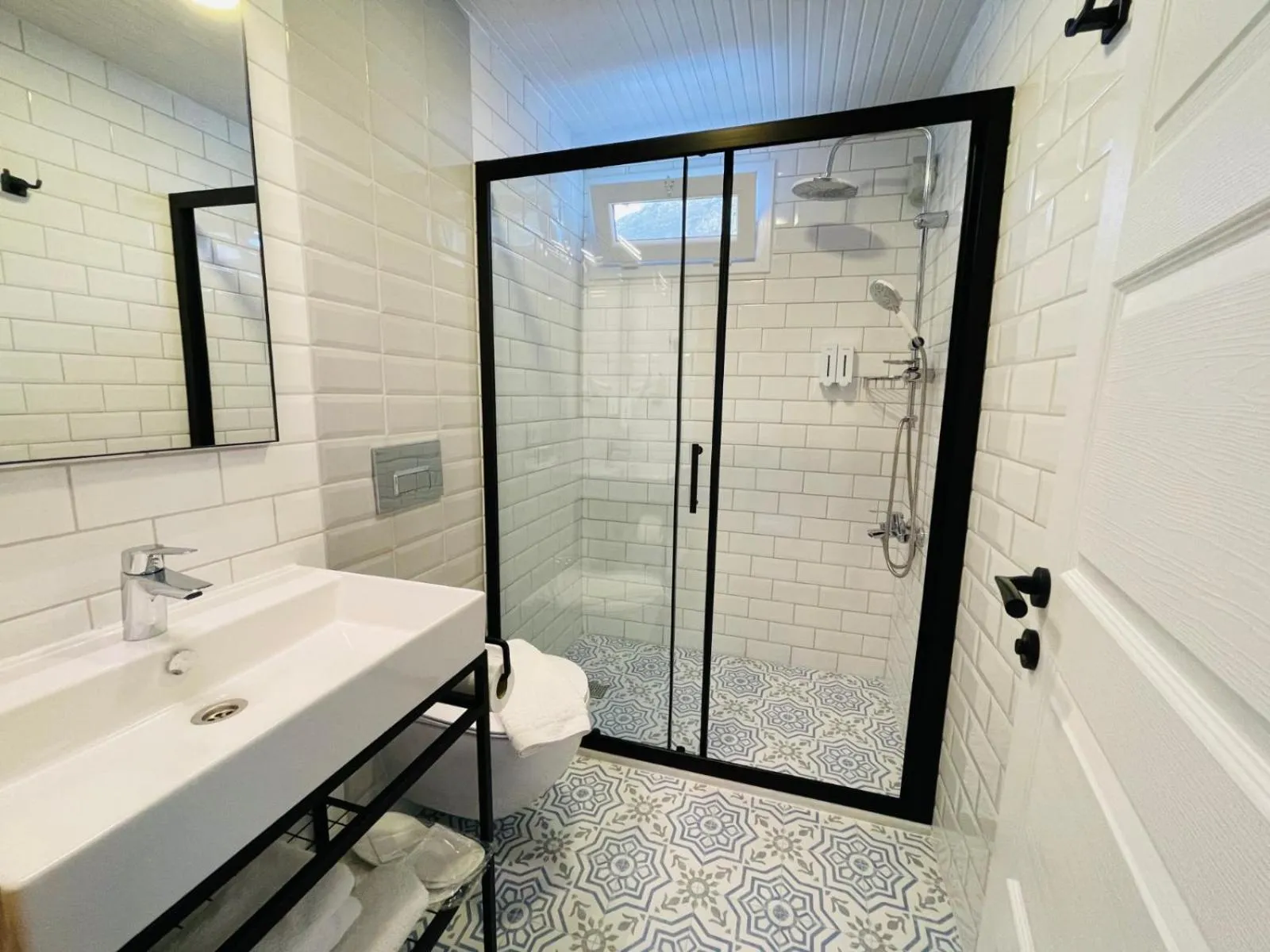 Bathroom in YALI PANSİYON