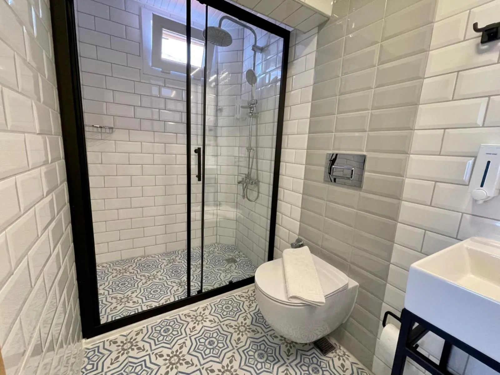 Bathroom in YALI PANSİYON