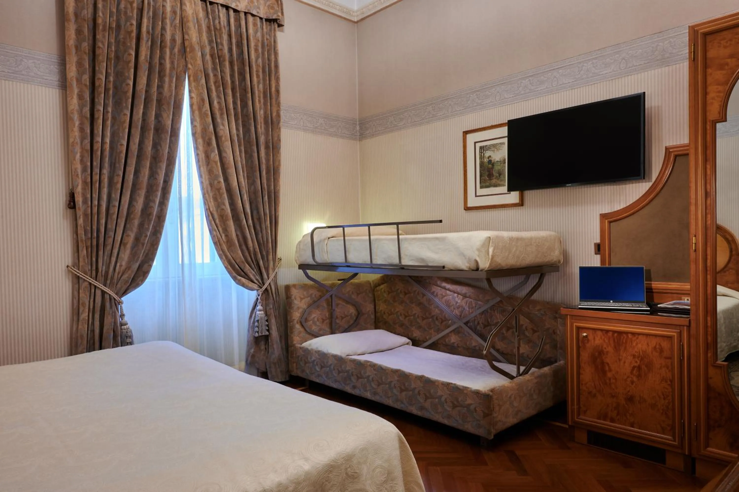 Bedroom, Bed in Hotel Farnese