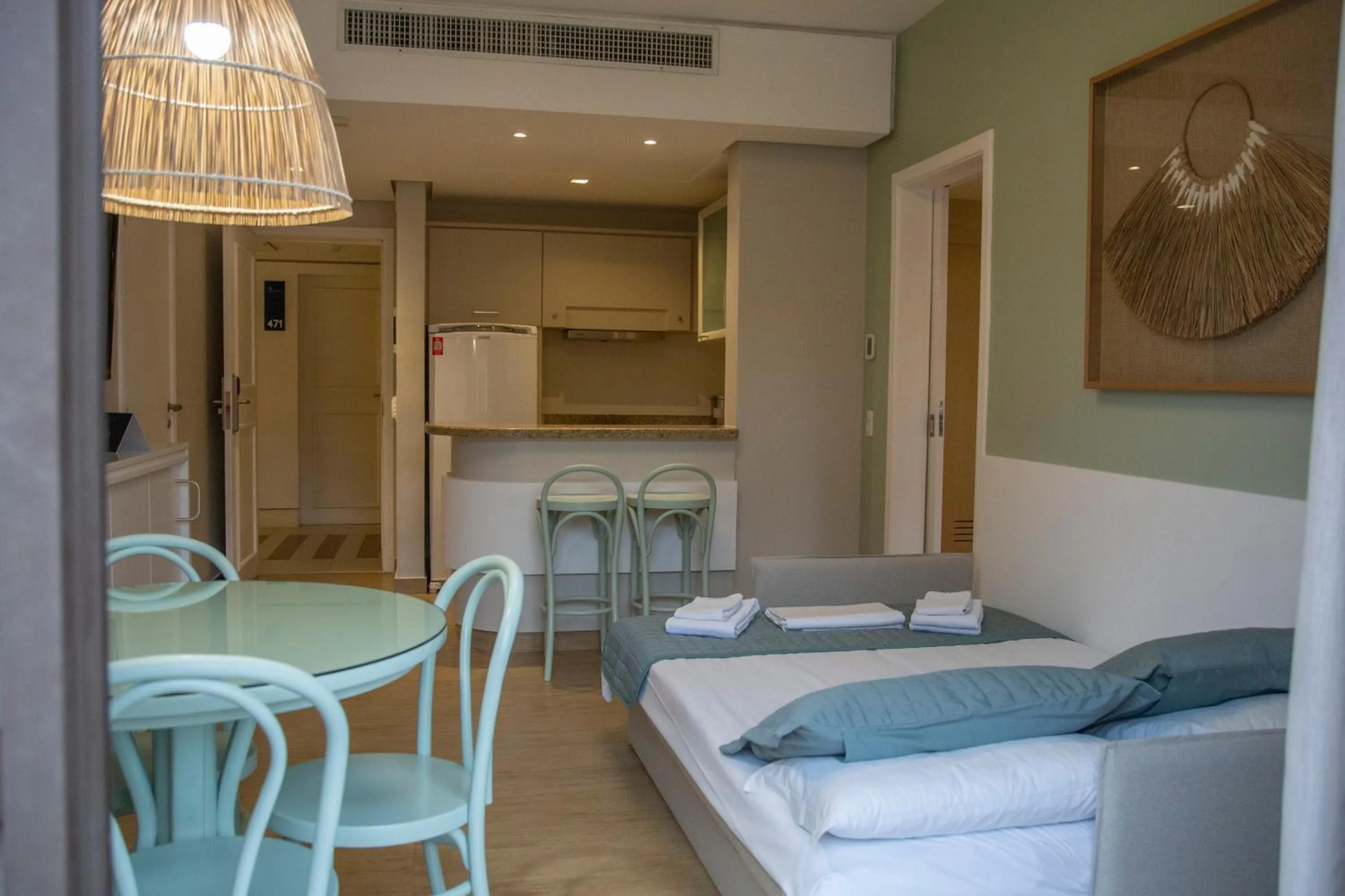 Living room, Bed in Jurerê Beach Village - Suíte