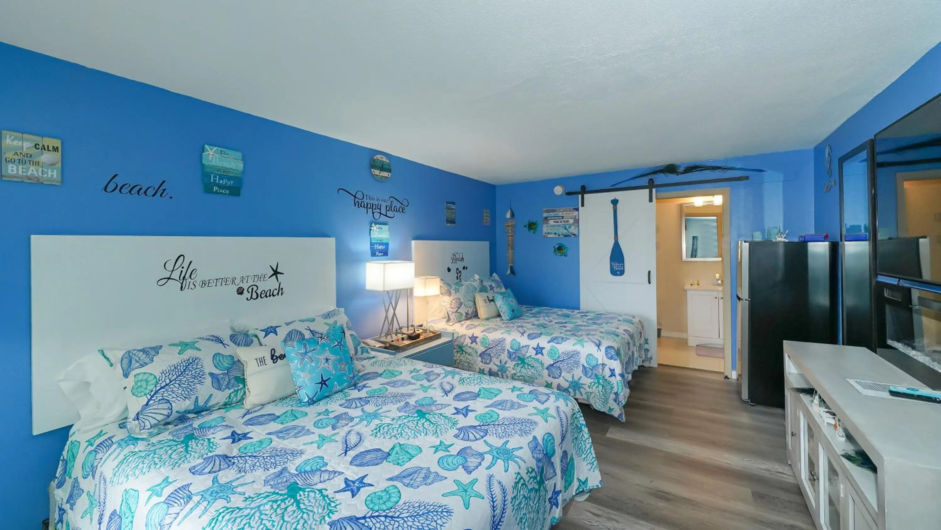 Bedroom in Heated Pool, Fireplace, 70" TV, Waterfront & More!