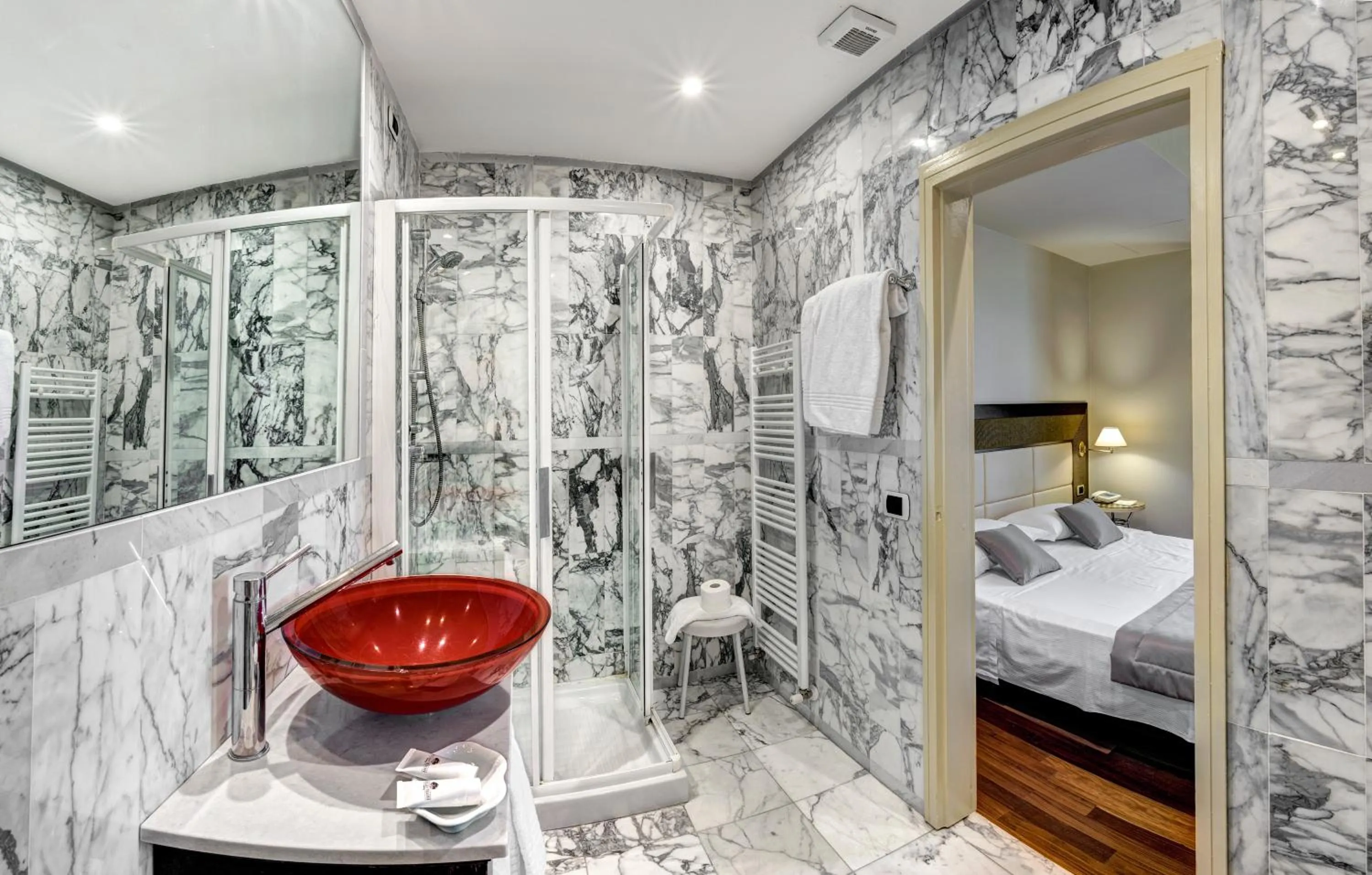Shower, Bed in Hotel Vittoria