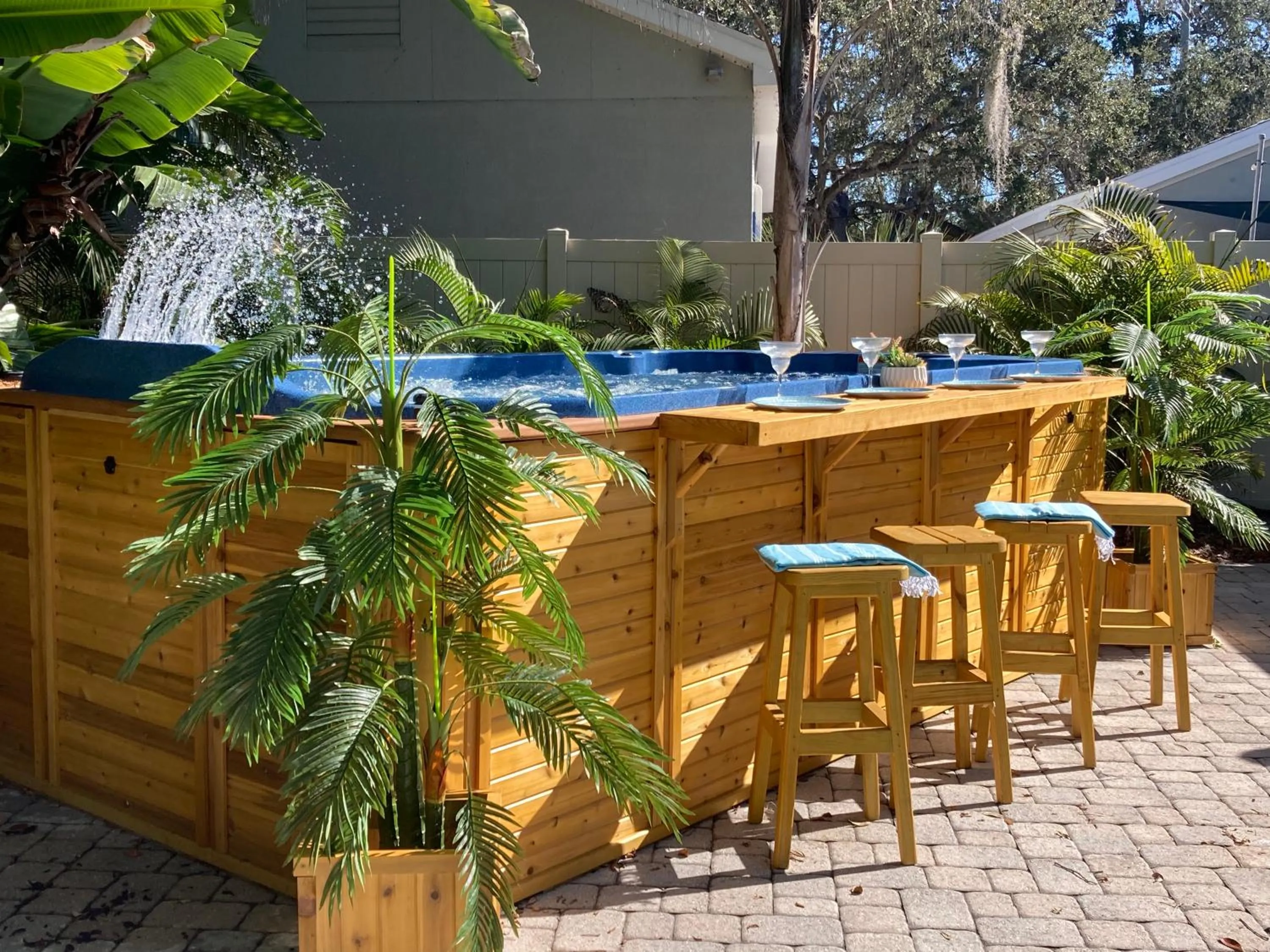 3Gulls Inn Ozona-Boutique Hotel-Steps from Restaurants & Brewery-SwimSpa Pool-Pet Friendly