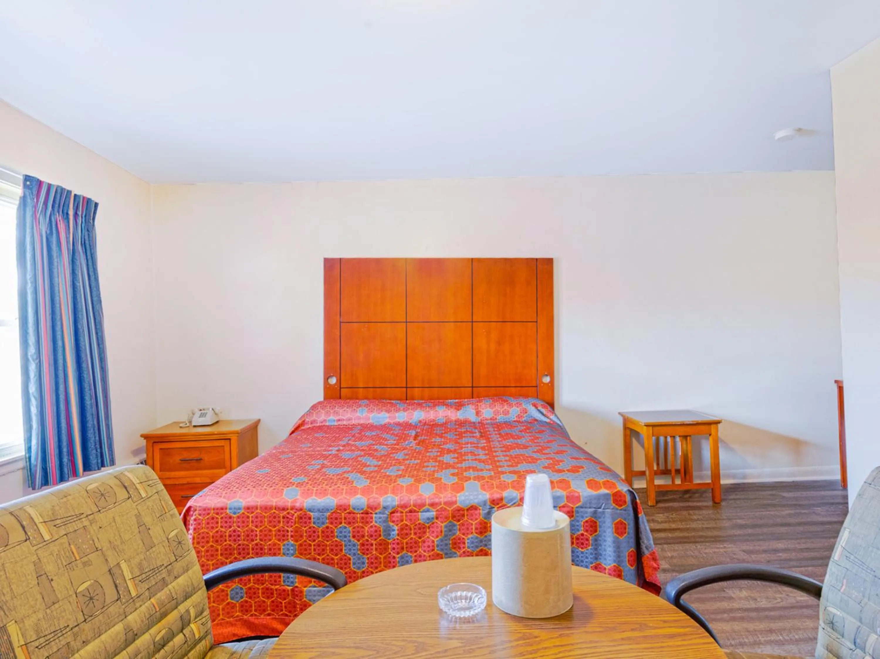 Bedroom in Manor Motel By OYO Near Oak Brook Chicago Westchester