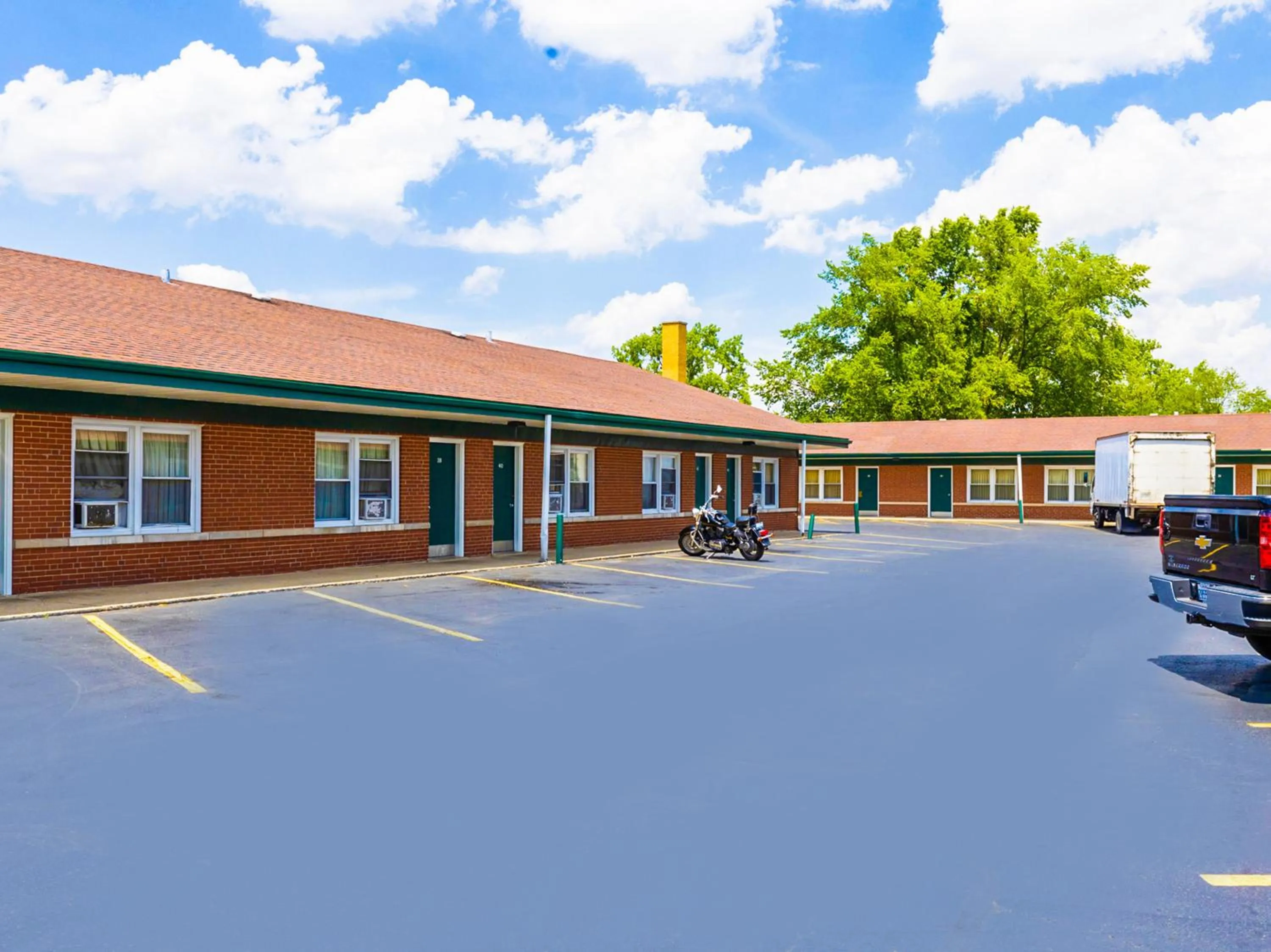 Parking in Manor Motel By OYO Near Oak Brook Chicago Westchester