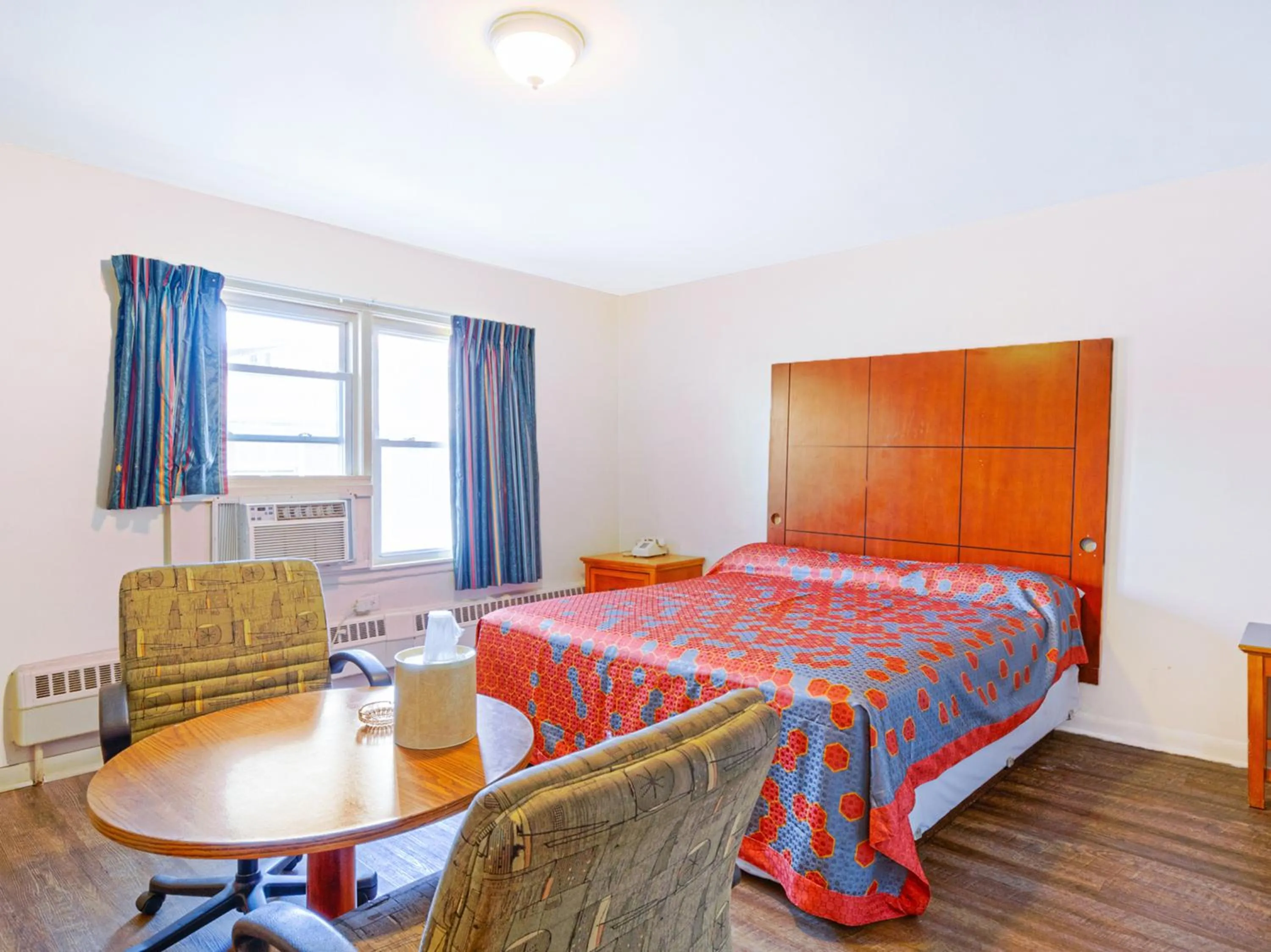 Bedroom in Manor Motel By OYO Near Oak Brook Chicago Westchester