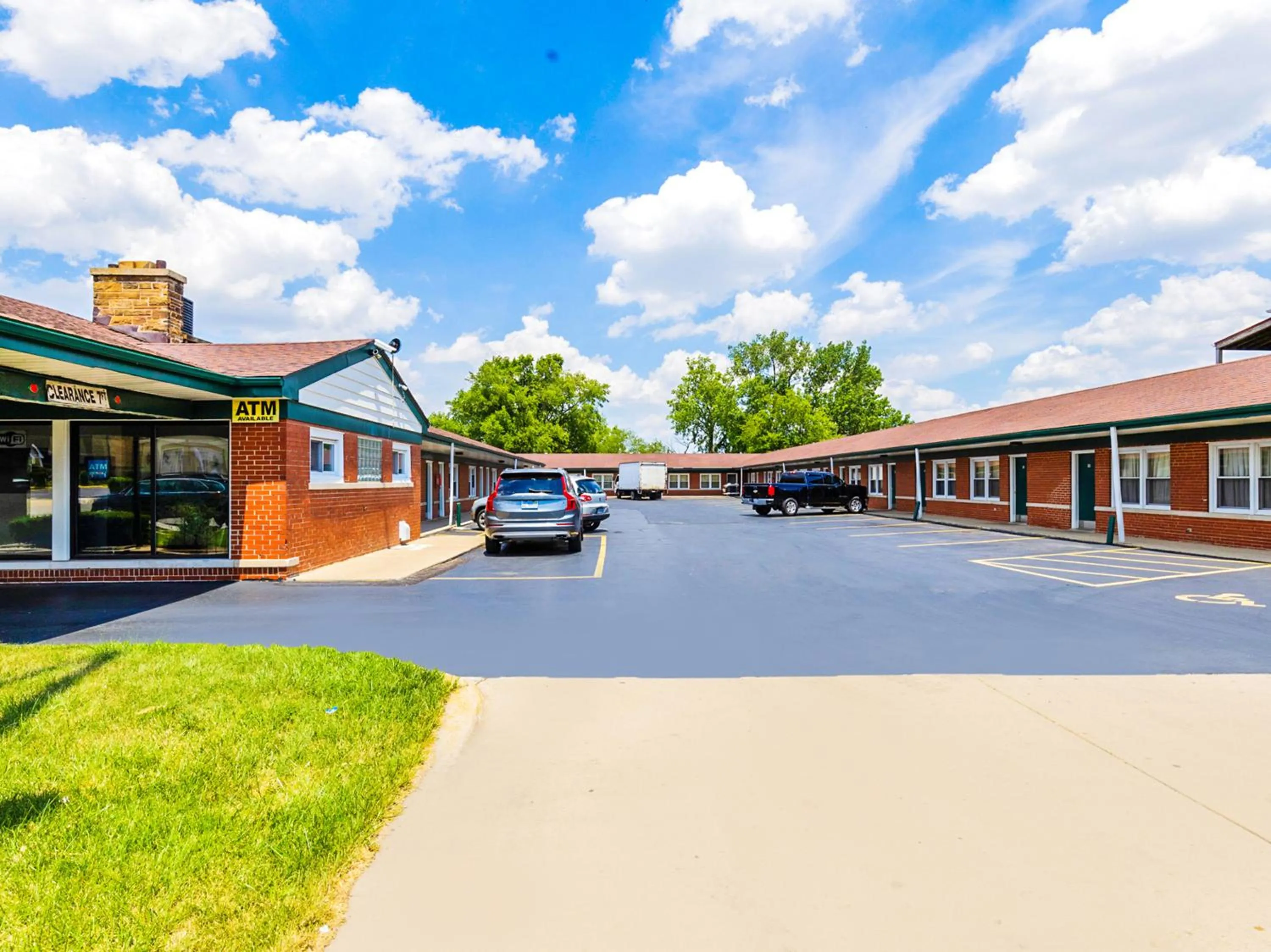 Facade/entrance in Manor Motel By OYO Near Oak Brook Chicago Westchester