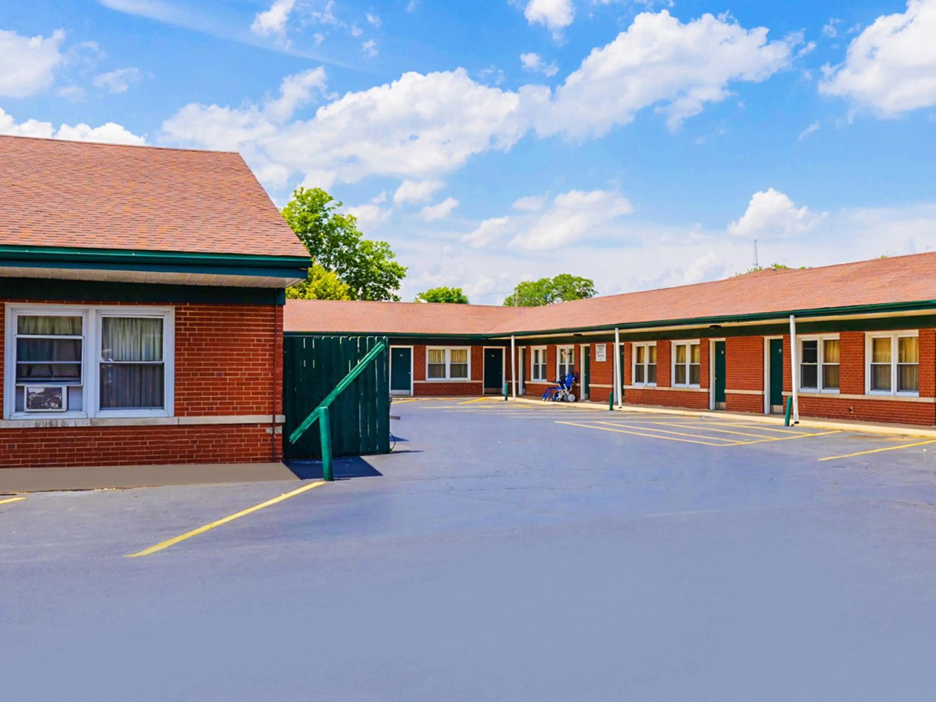 Property building in Manor Motel By OYO Near Oak Brook Chicago Westchester