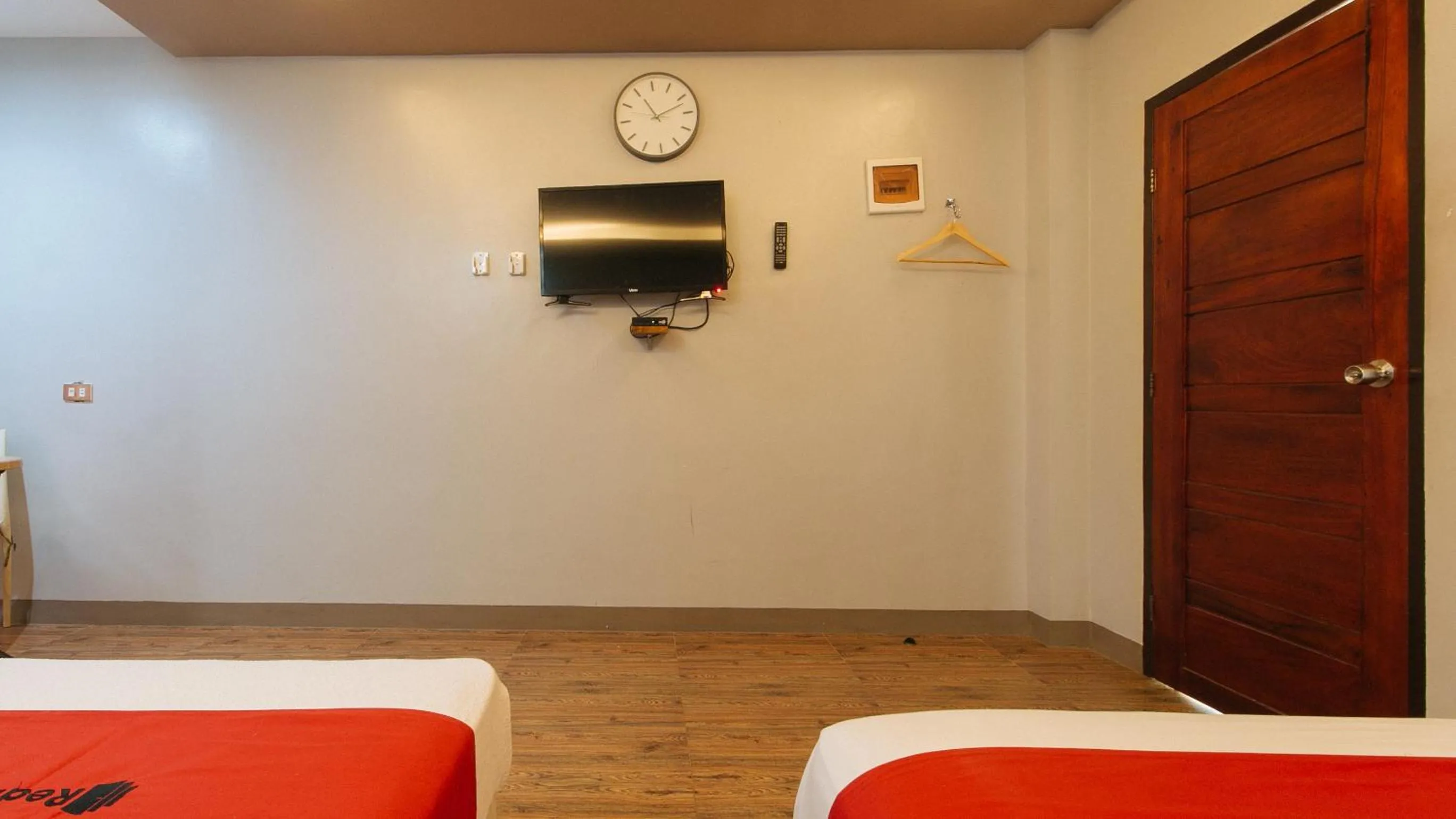 TV and multimedia, Bed in RedDoorz @ Afamosa Villas Resort Ilocos Sur