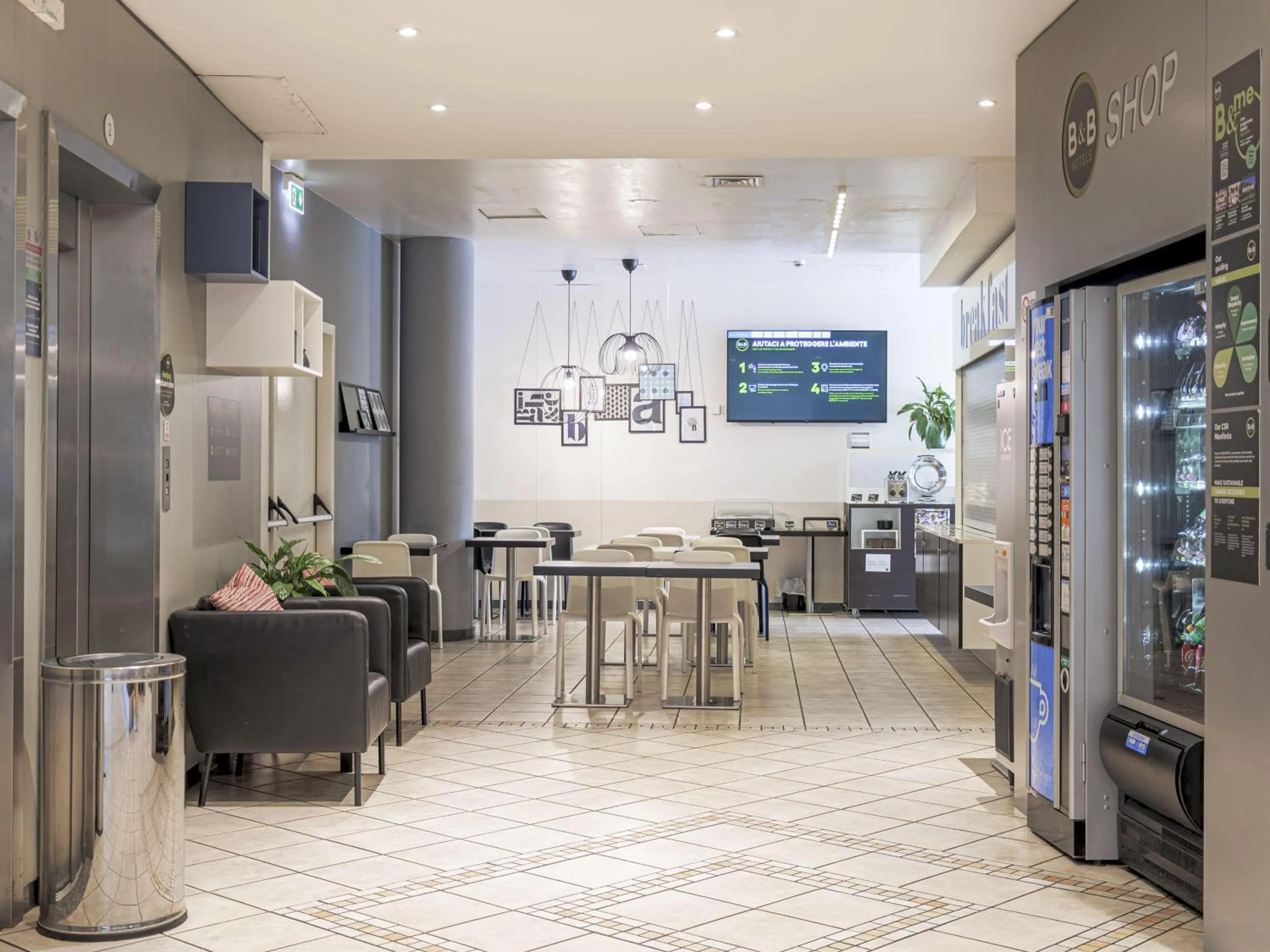 Lobby or reception in B&B HOTEL Bologna