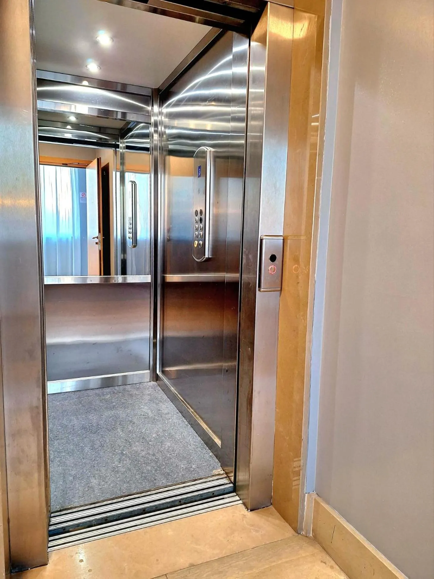 elevator in Scheppers Hotel