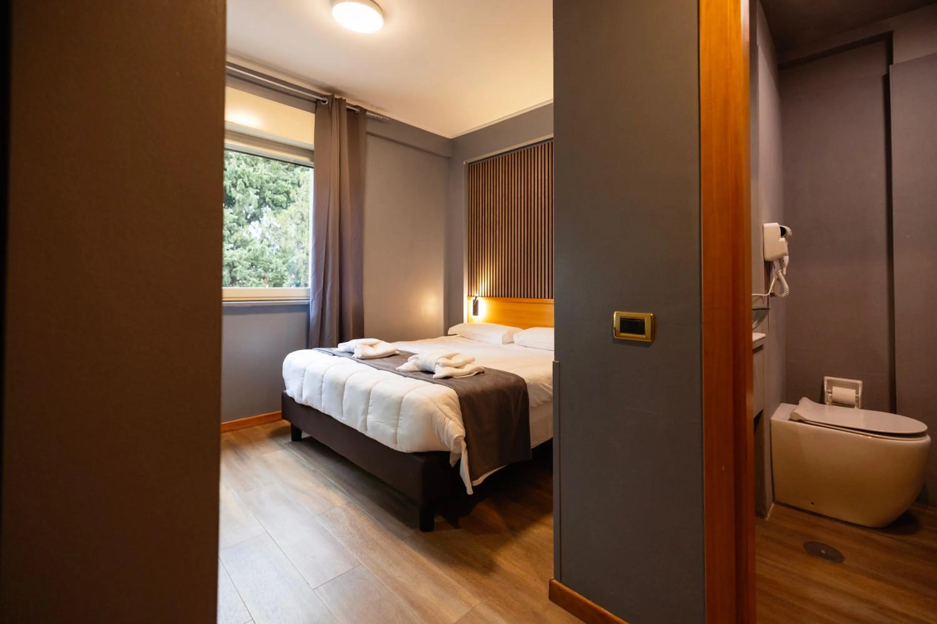 Bathroom, Bed in Scheppers Hotel