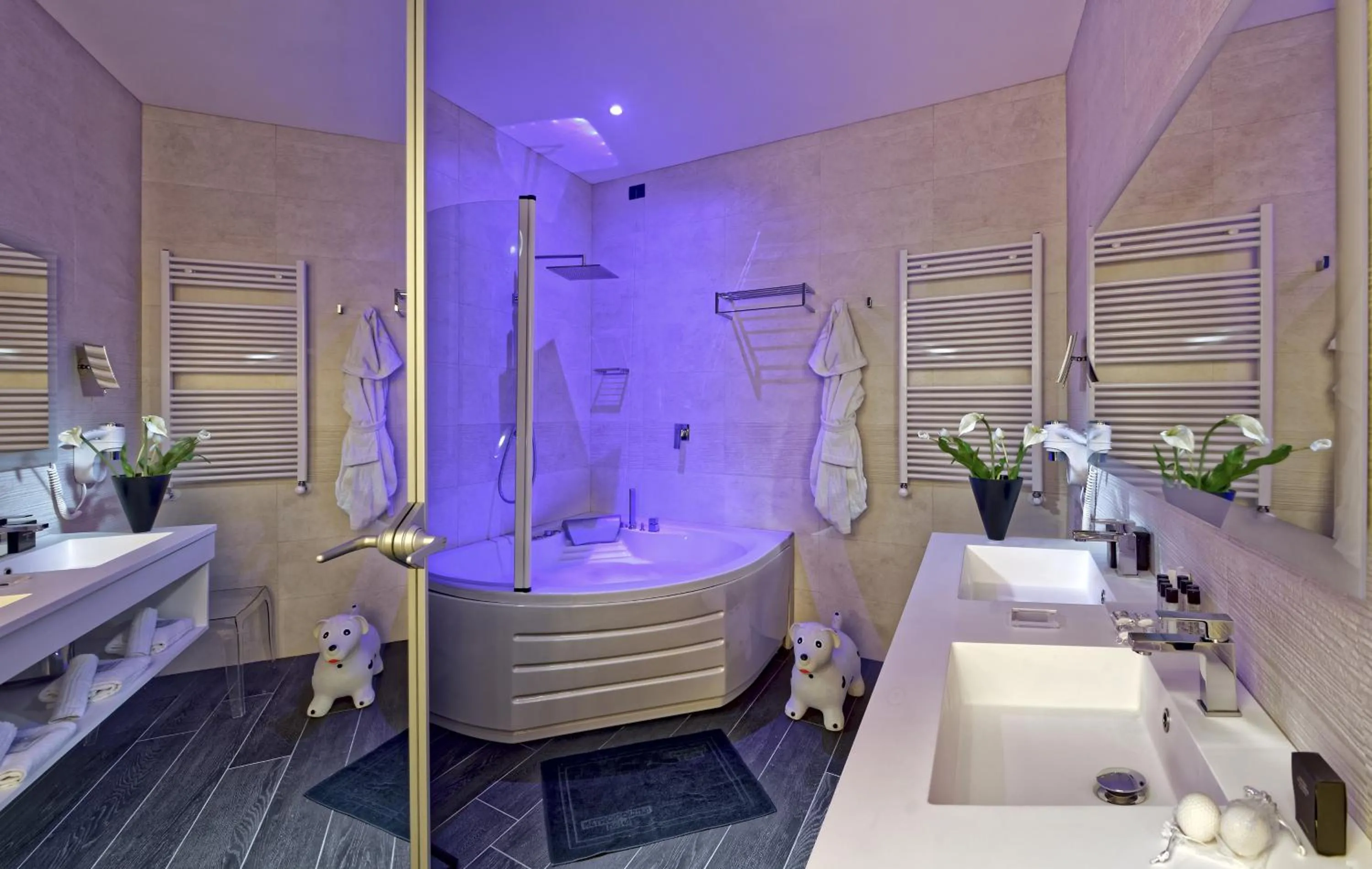 Hot Tub in Hotel Metropolitan