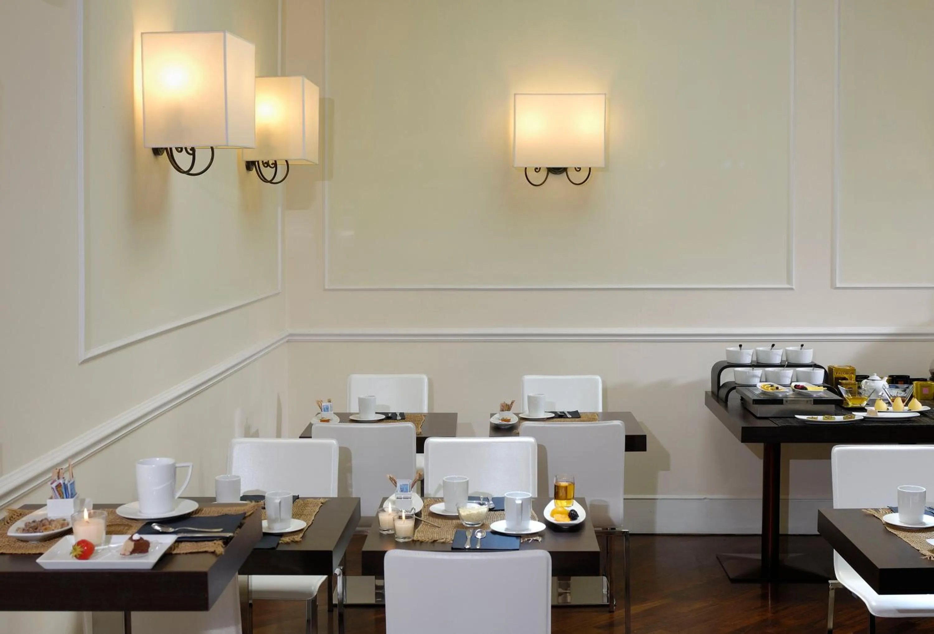 Restaurant/places to eat in Hotel Metropolitan