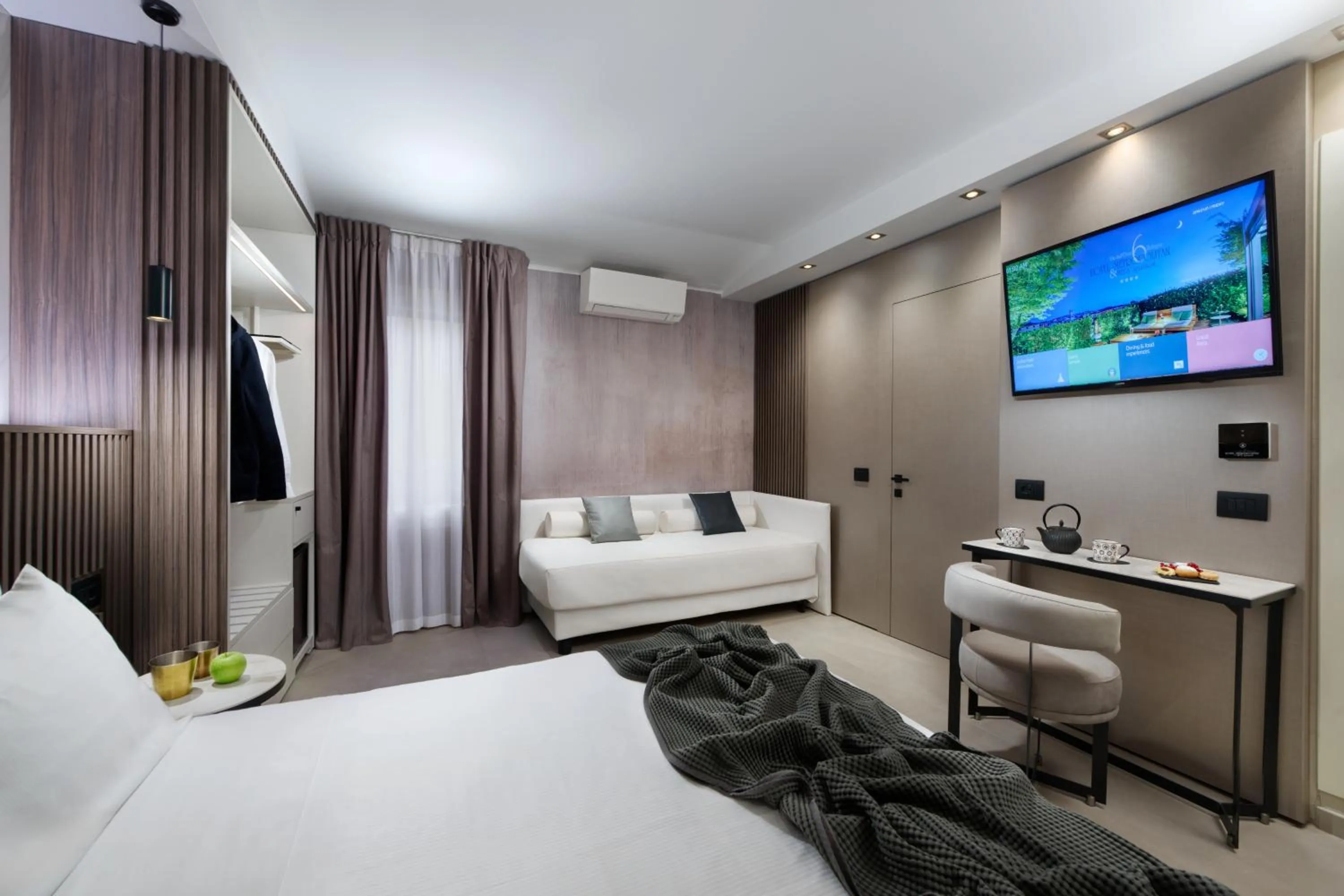 Photo of the whole room, Bed in Hotel Metropolitan