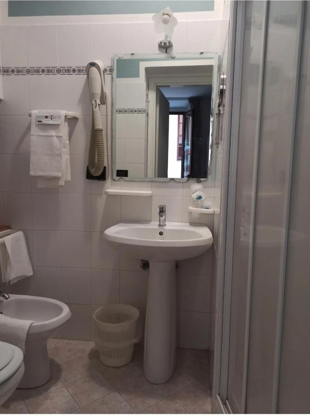 Shower in Hotel Leonardo