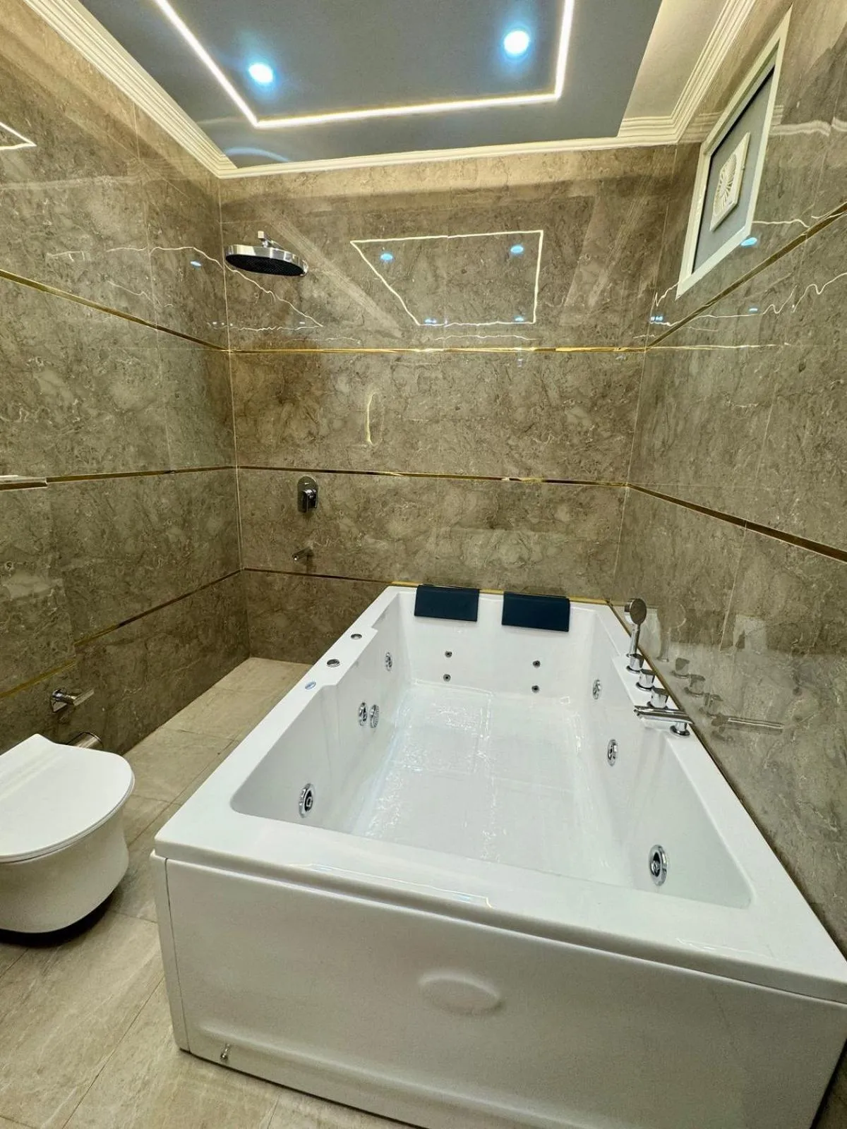 Bath in Airport Hotel Shivaka Inn