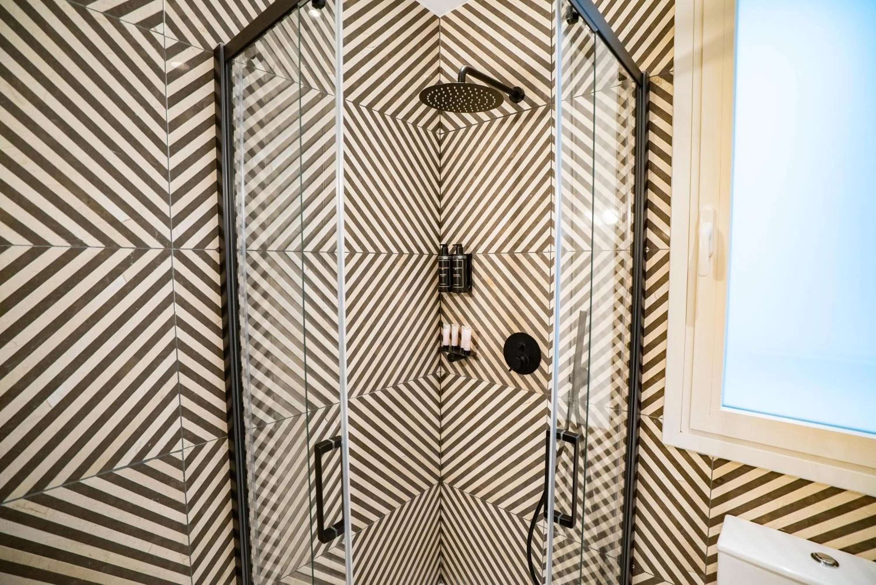 Shower in SmartRental Collection Gran Vía Capital