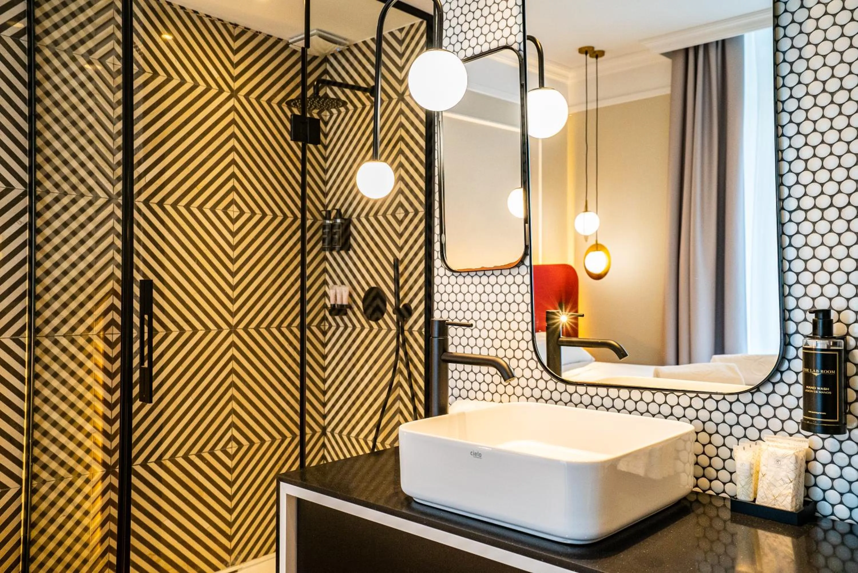 Shower in SmartRental Collection Gran Vía Capital