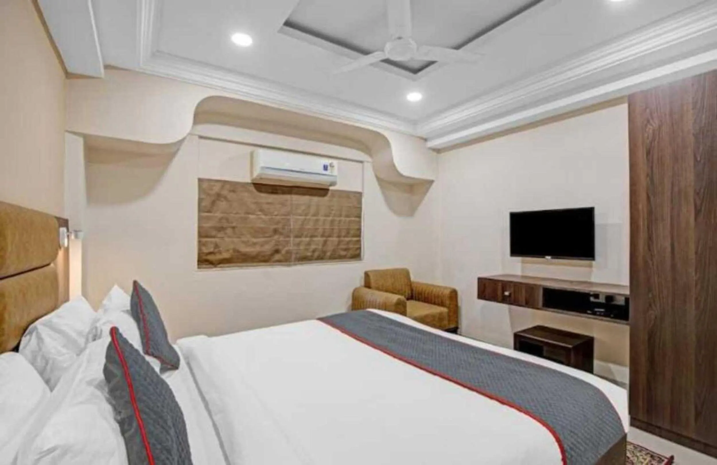Bedroom, Bed in Alba Premier, Ahmedabad