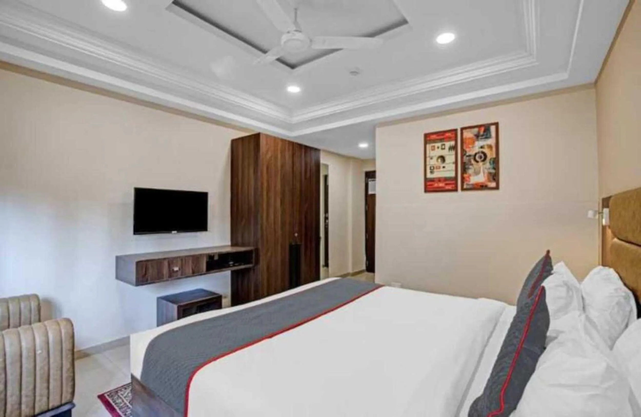 Bedroom, Bed in Alba Premier, Ahmedabad