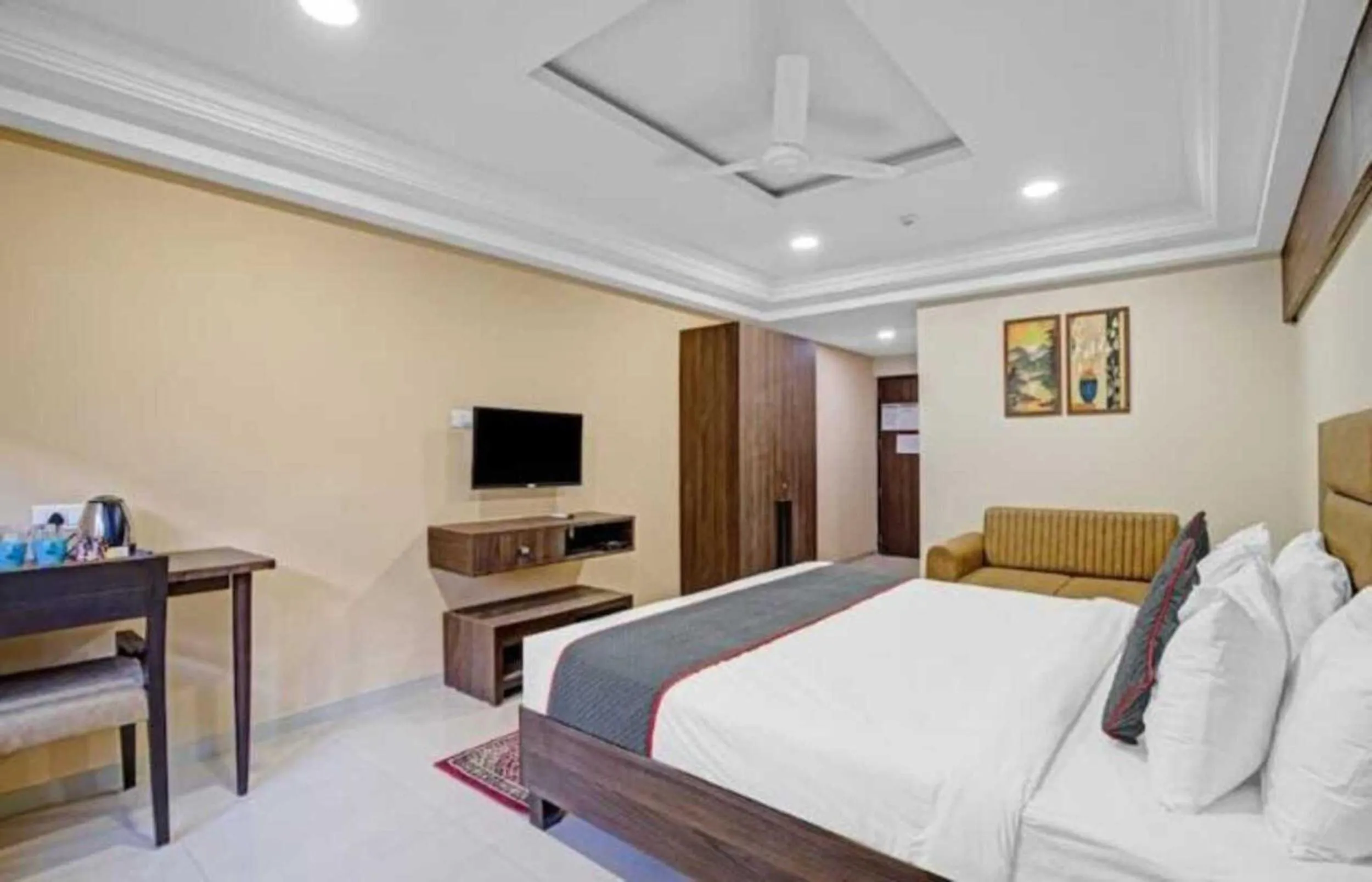 Bedroom, Bed in Alba Premier, Ahmedabad