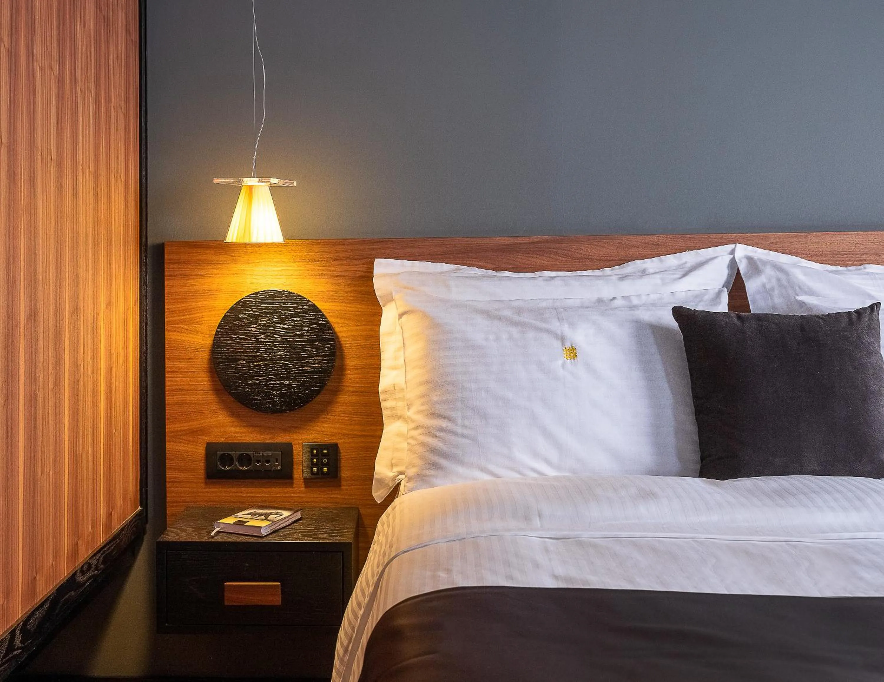 Bed in 3 Pines Design Living