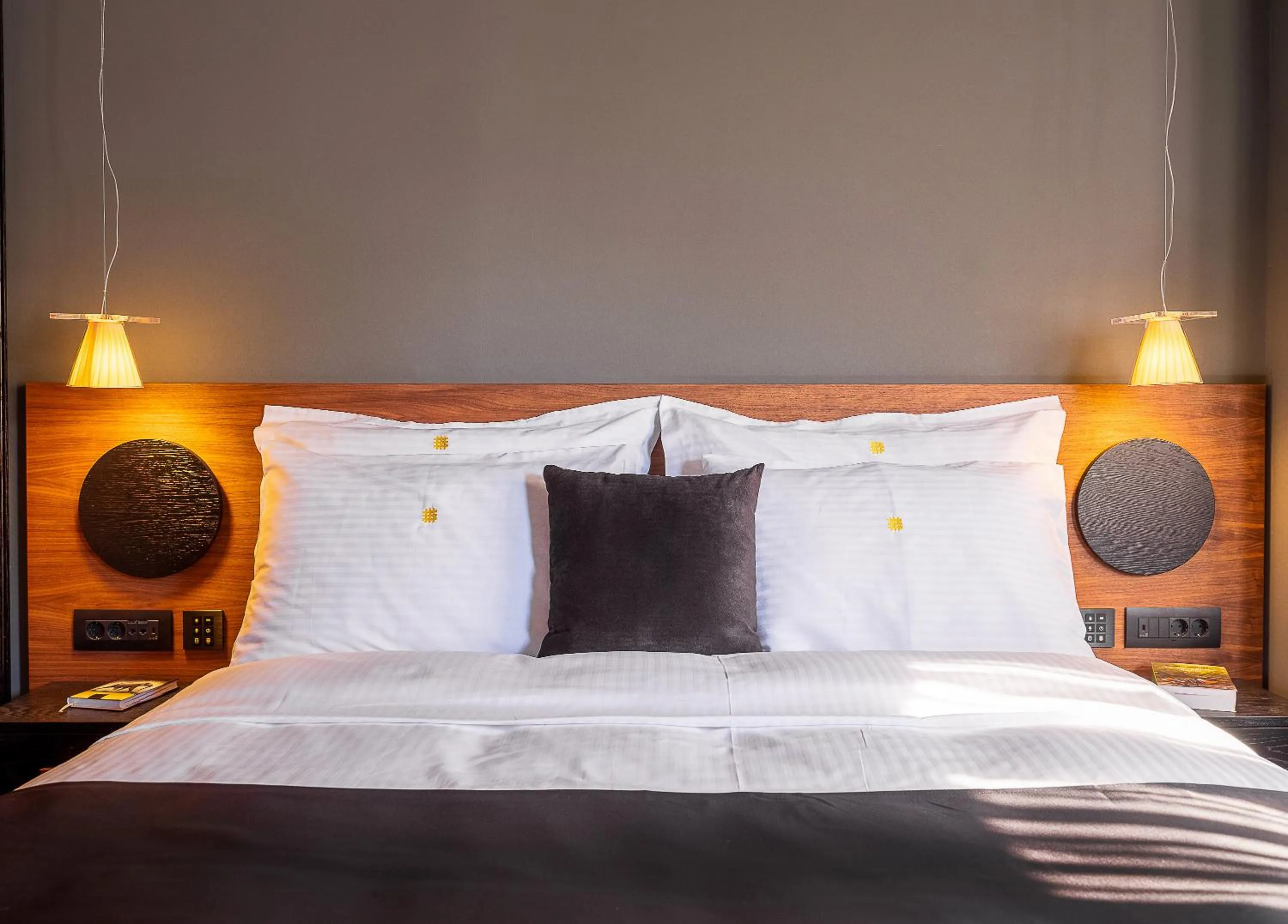 Bed in 3 Pines Design Living