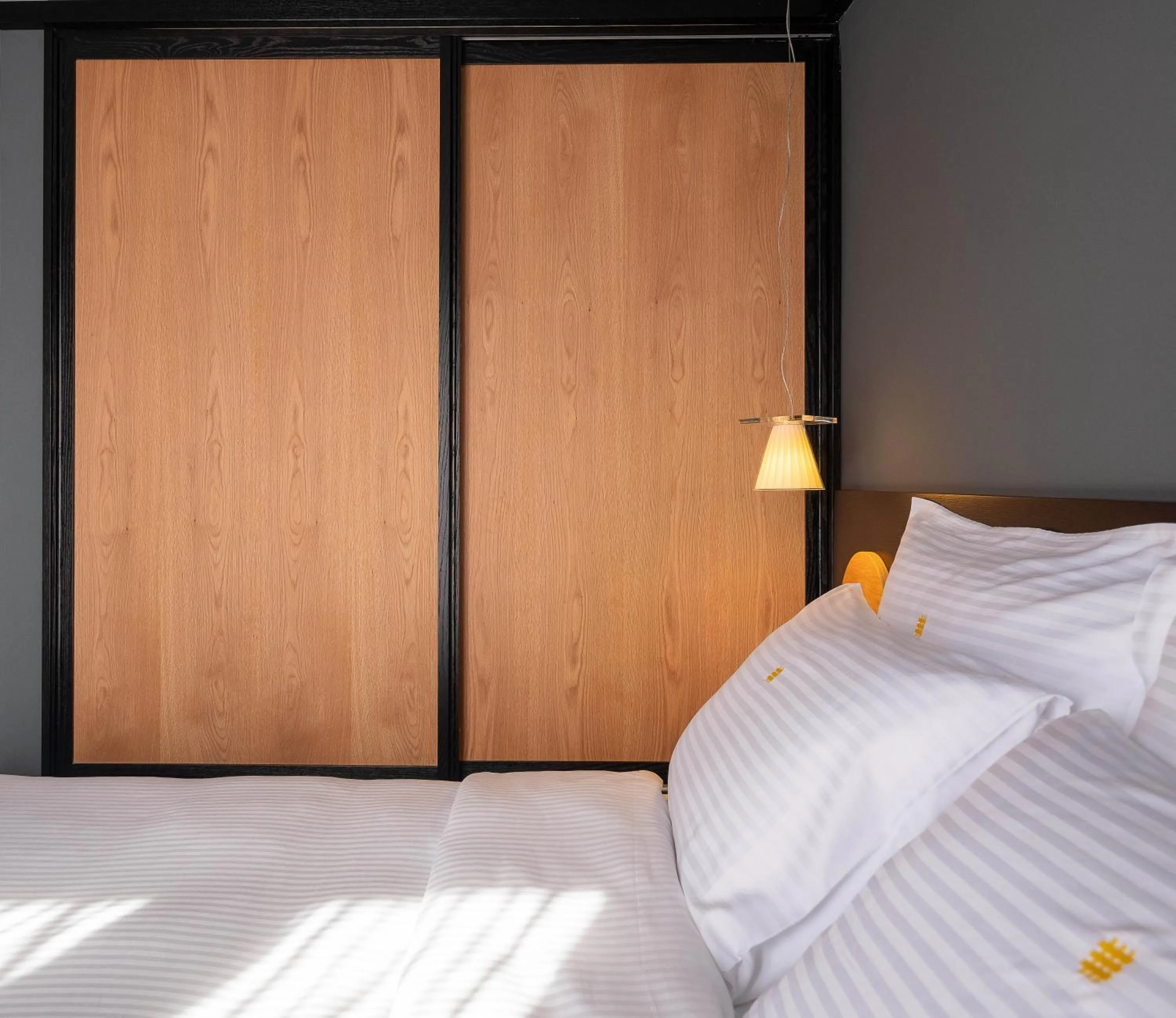 Bed in 3 Pines Design Living