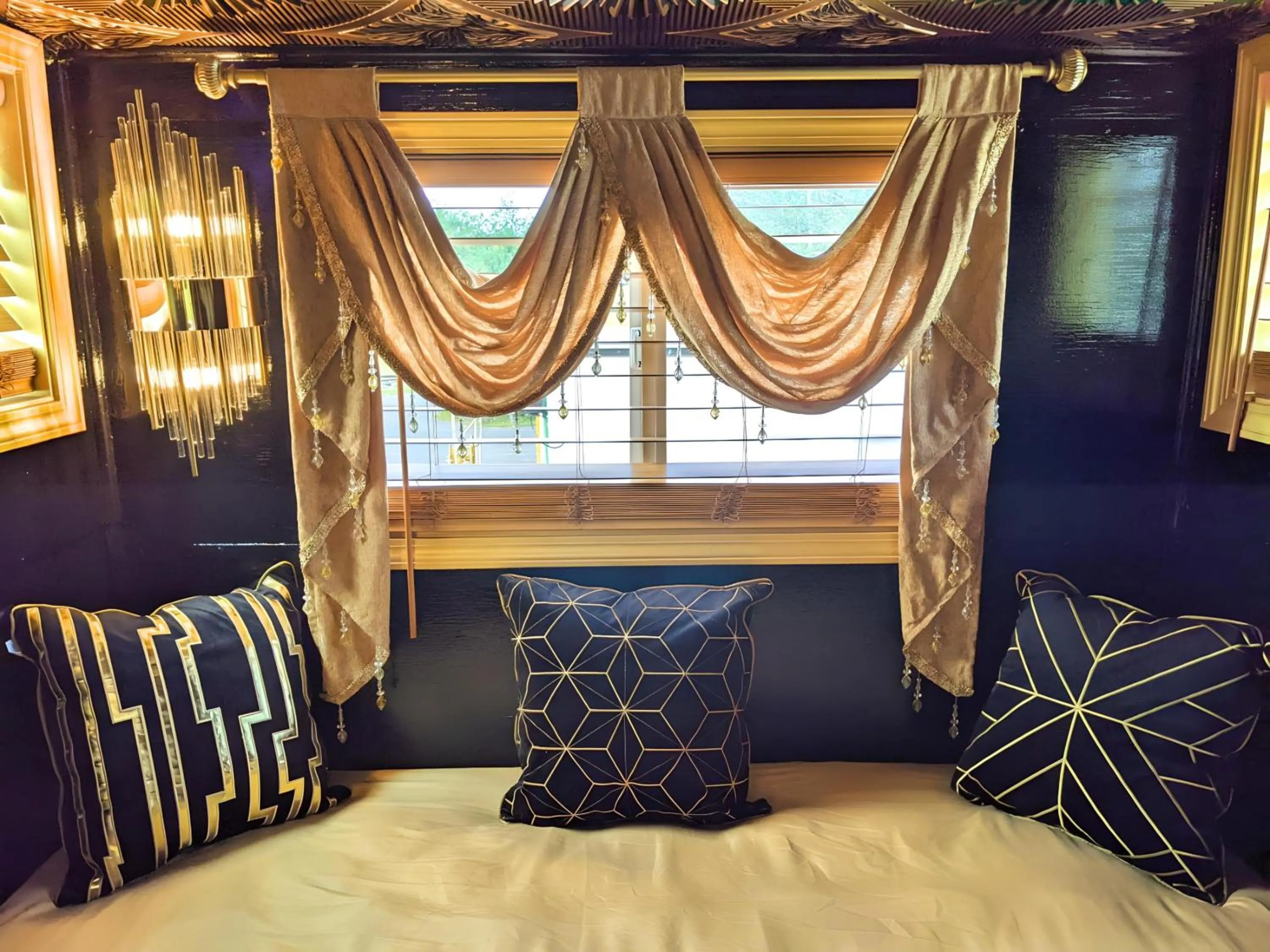 Bed in Olympic Railway Inn