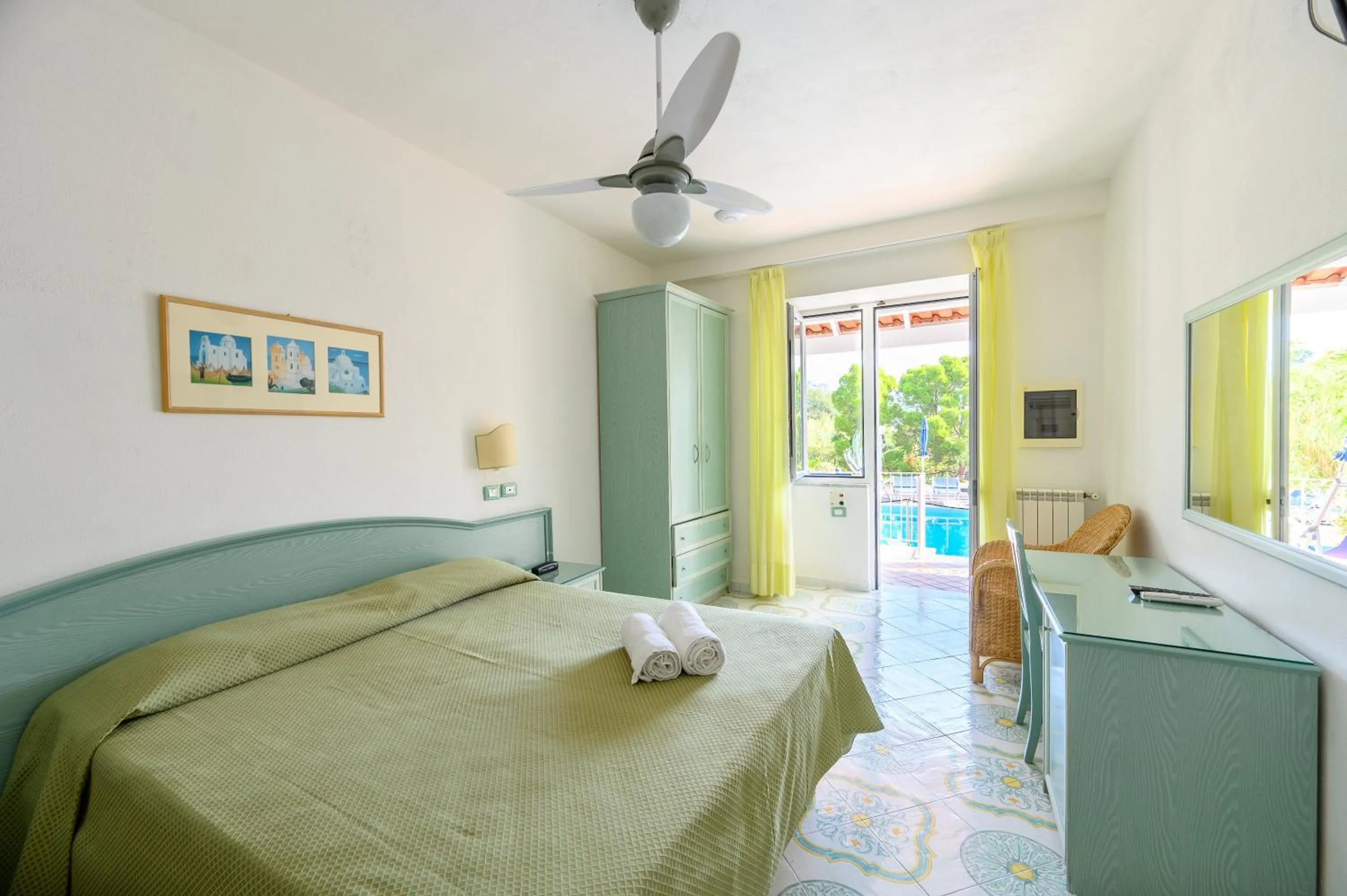 Swimming pool, Bed in Hotel Parco Cartaromana