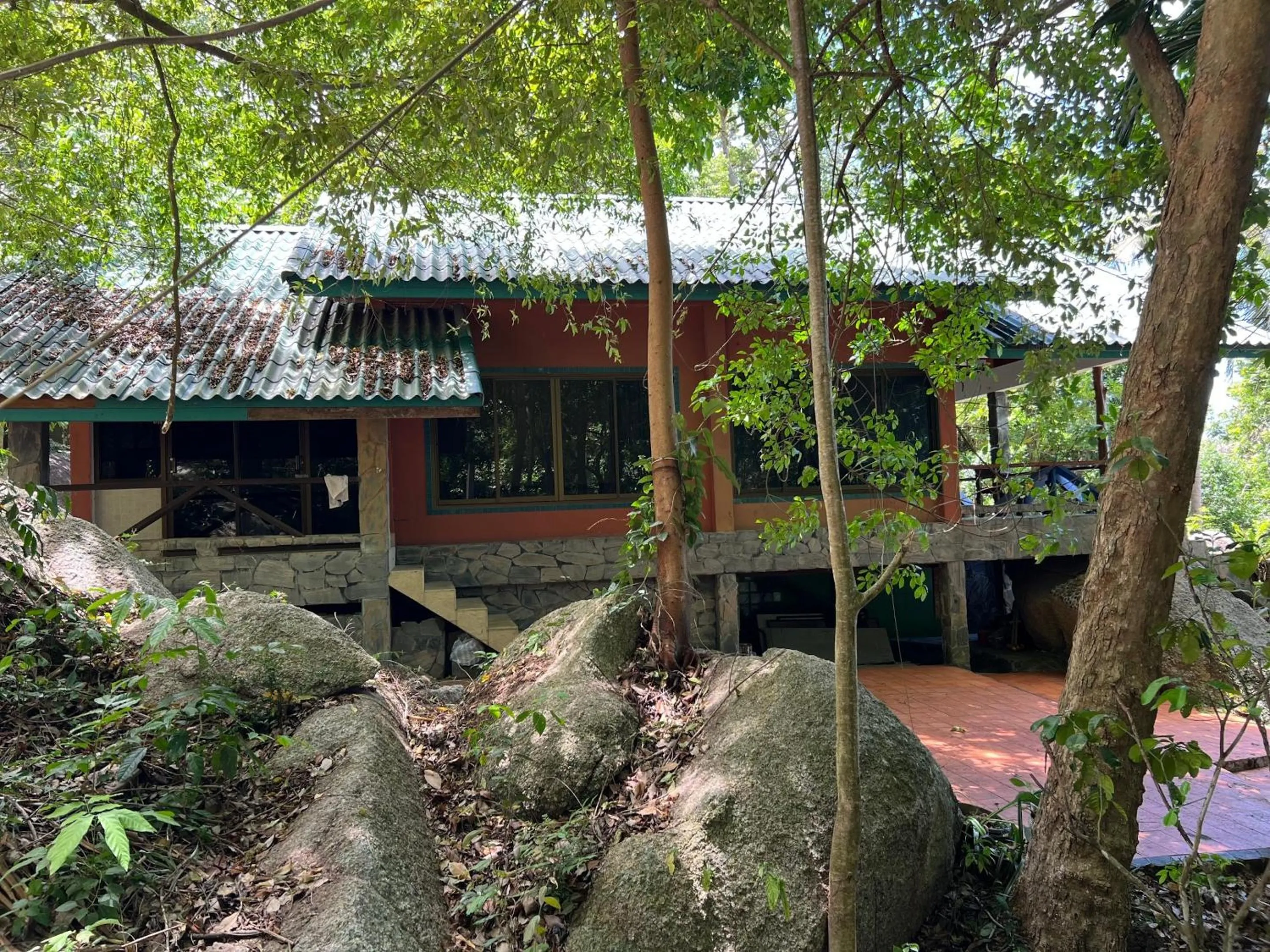 Property building in Kawarin Secret Hut Hotel and Resort