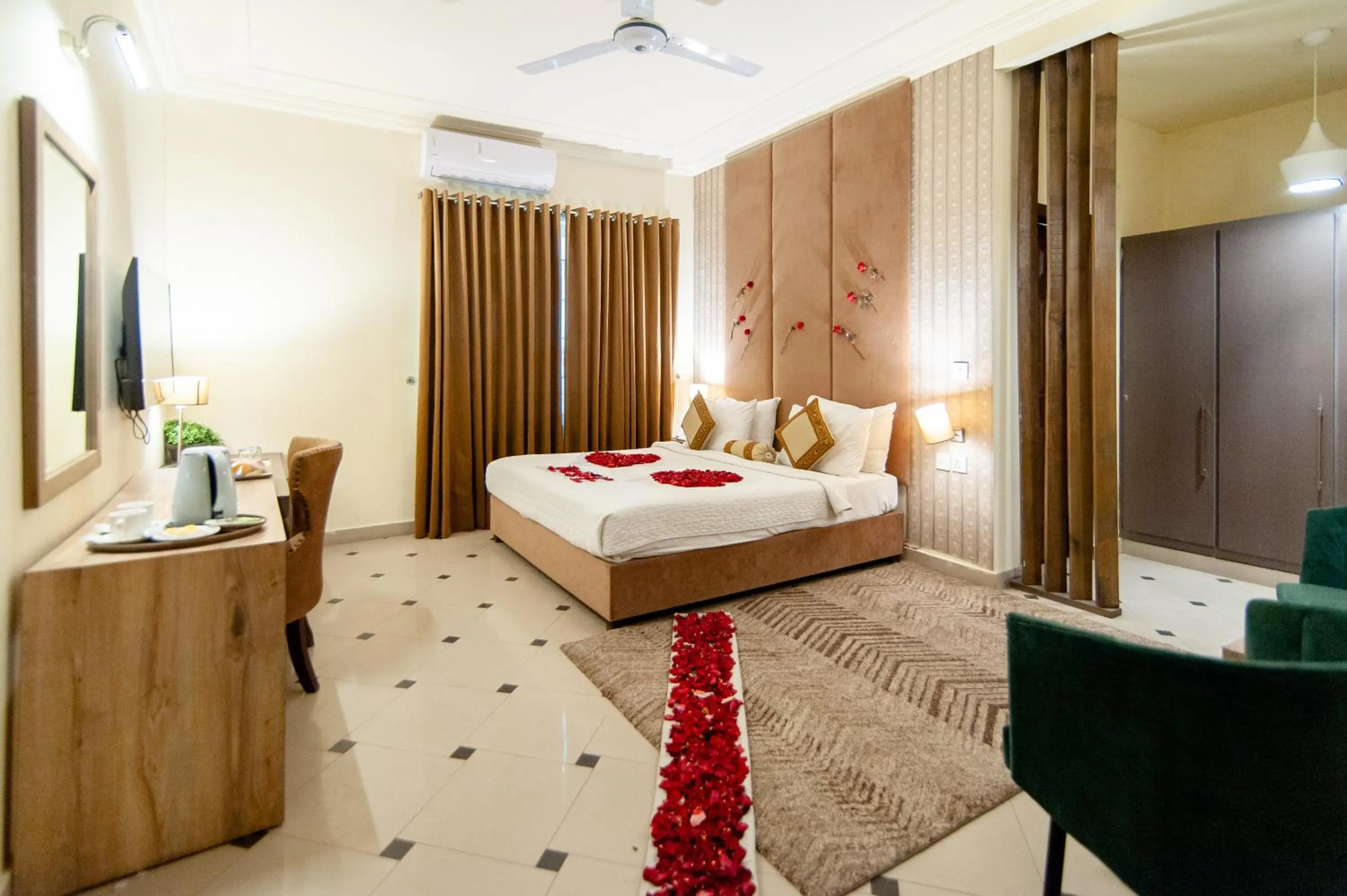 Bed in Shelton's Rezidor Islamabad