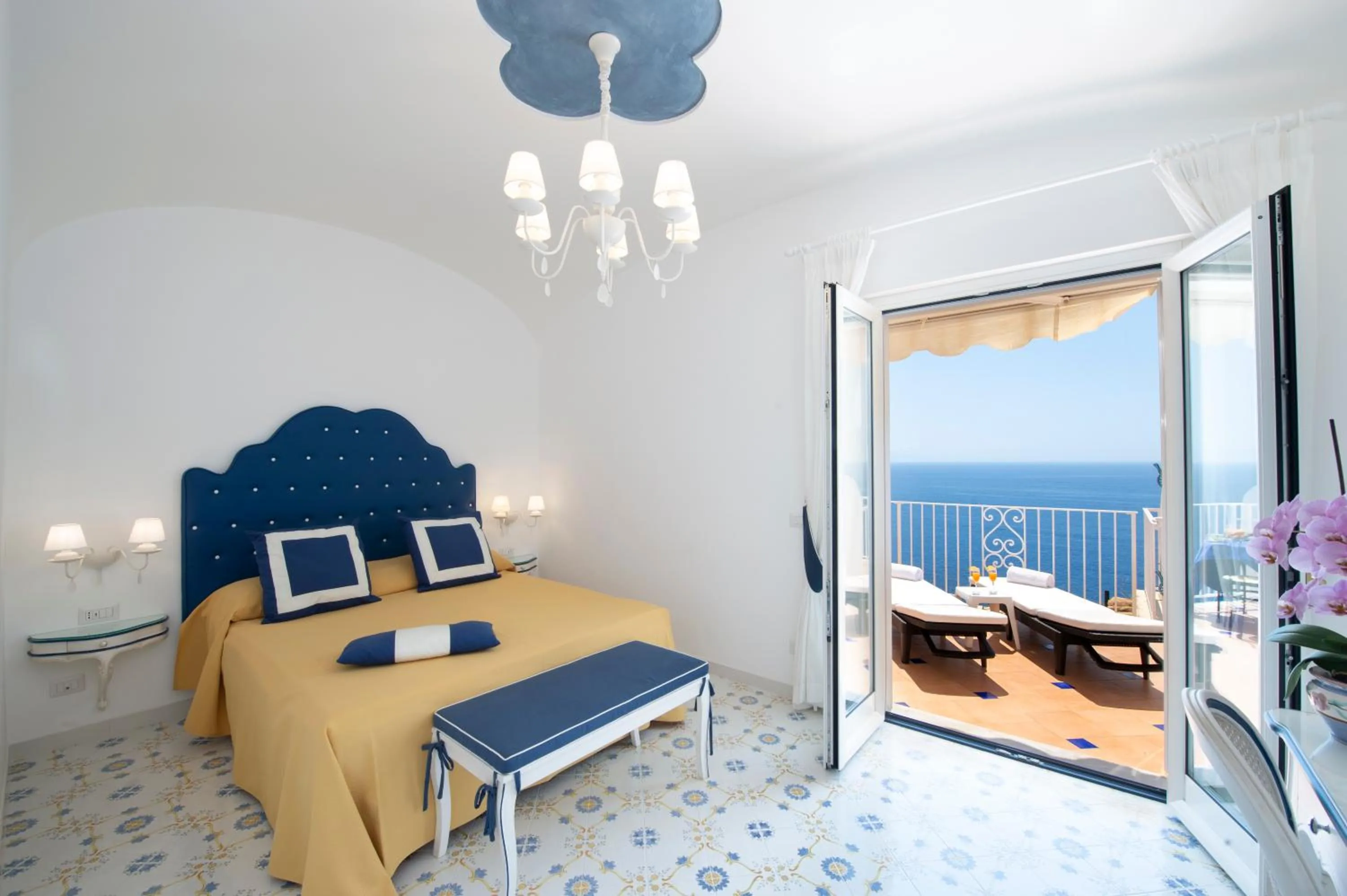 Photo of the whole room, Bed in Open Gate