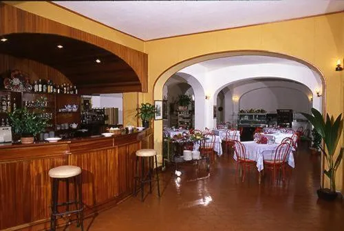 Restaurant/places to eat in Open Gate