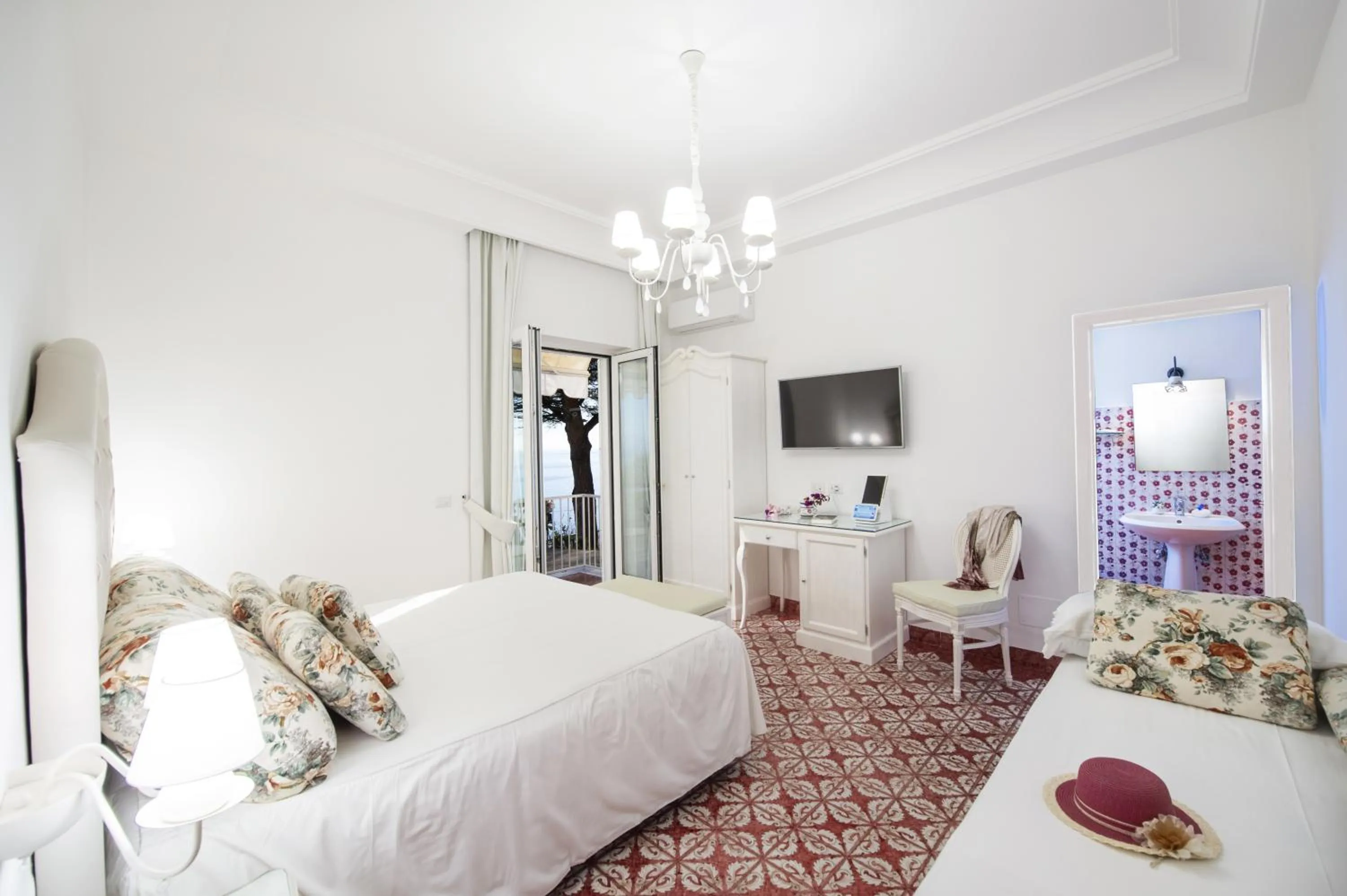 Bedroom, Bed in Open Gate