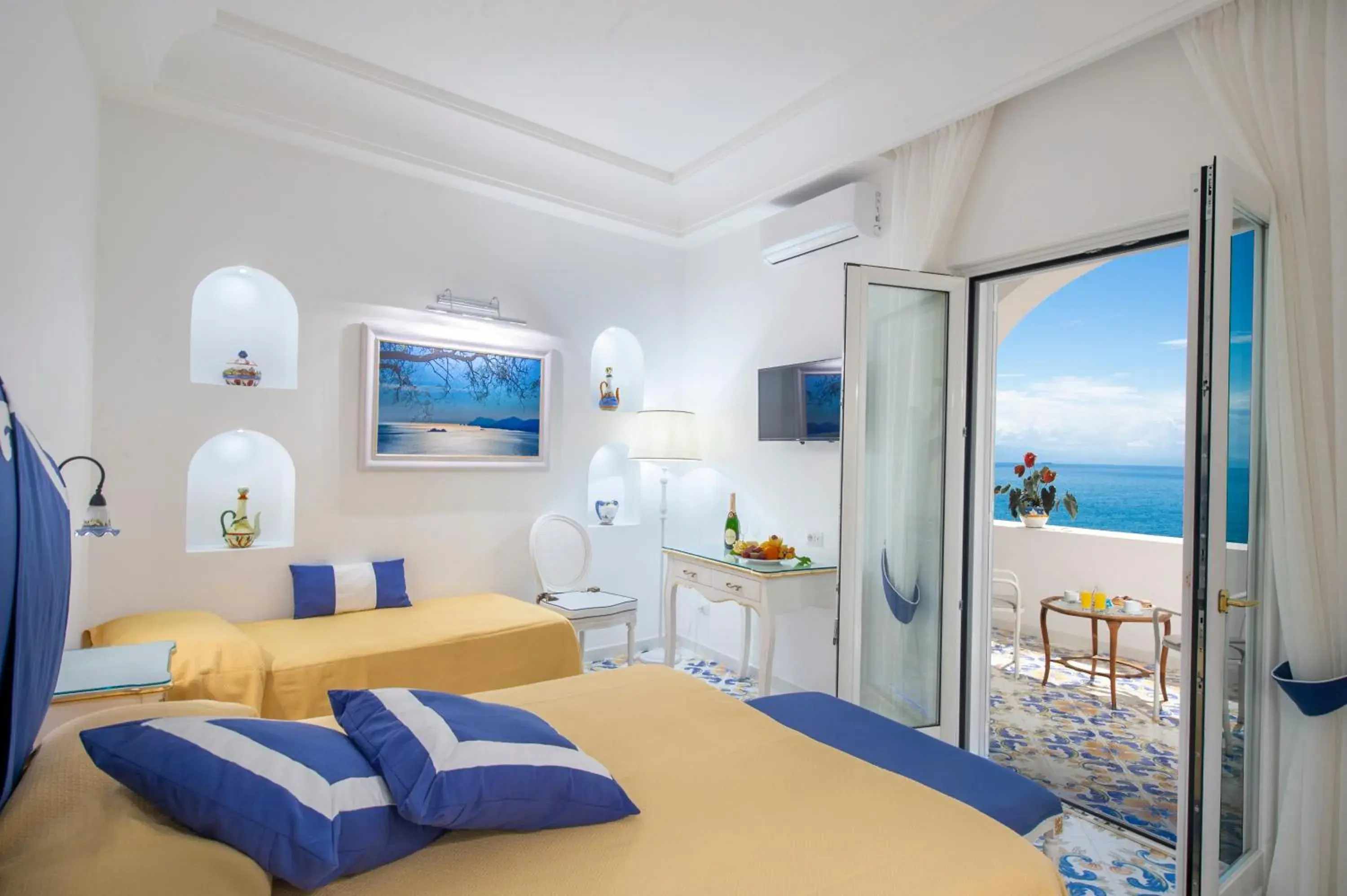 Superior Triple Room with Balcony and Sea View in Open Gate Superior Triple Room with Balcony and Sea View in Open Gate