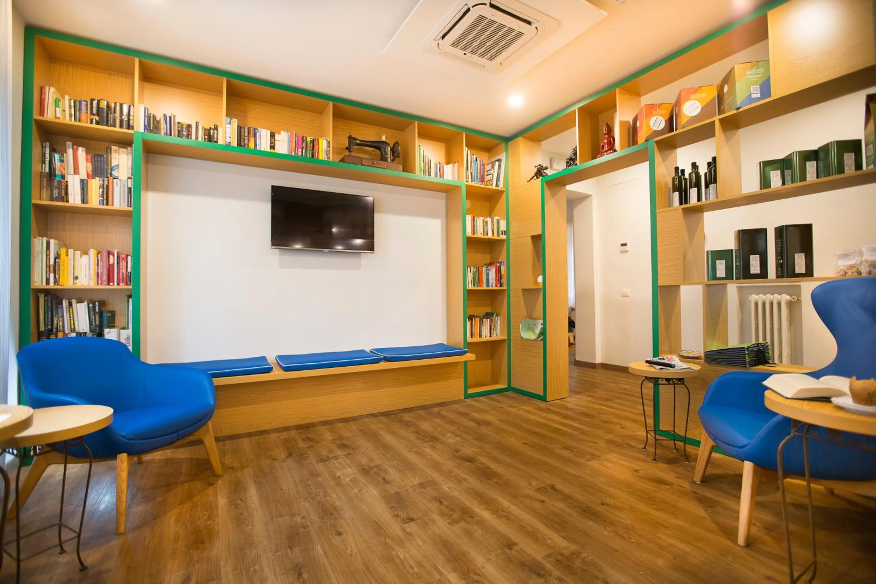 Communal lounge/ TV room in La Gustea Hotel & Cucina