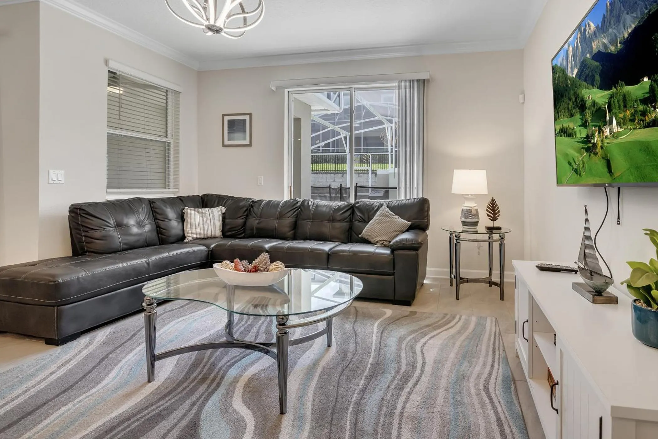 TV and multimedia in Fascinating 4 bedroom, walking distance to the waterpark