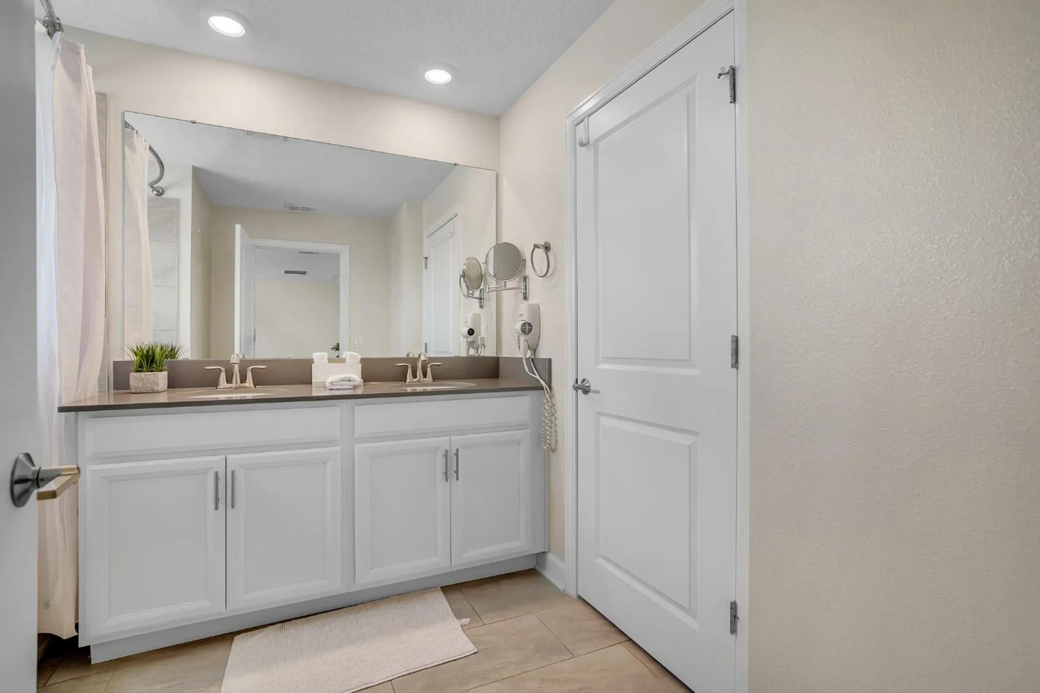 Bathroom in Fascinating 4 bedroom, walking distance to the waterpark