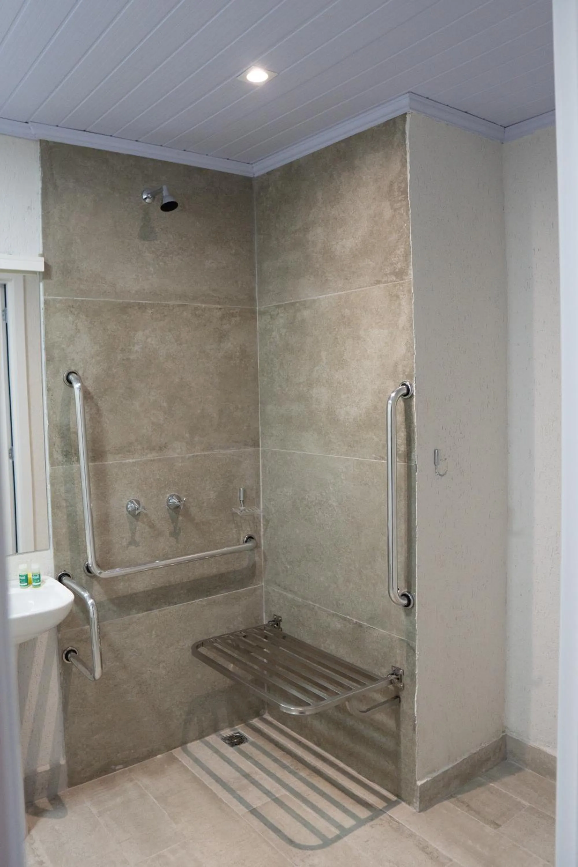 Bathroom in Front Comfort Teófilo Otoni