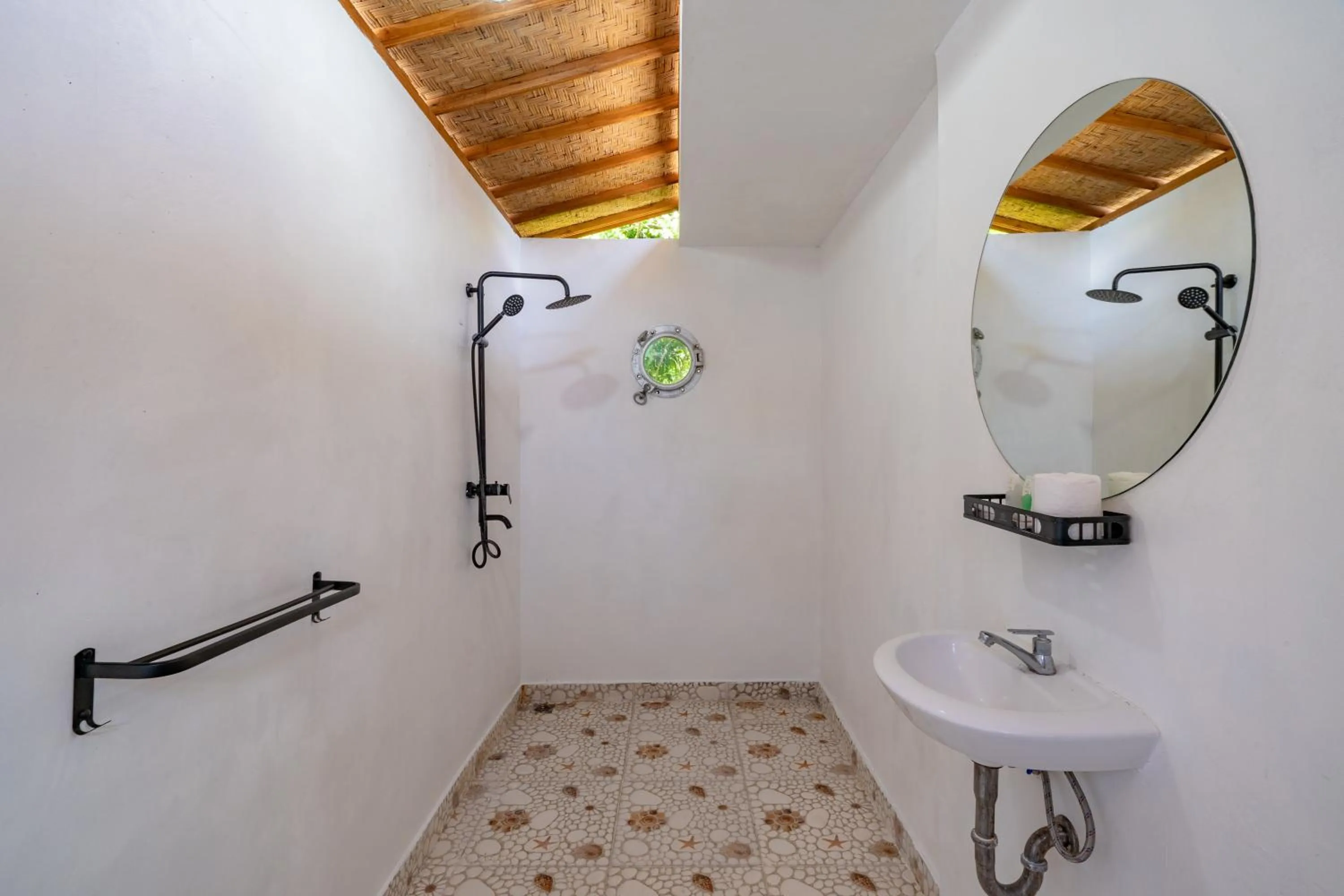 Shower in Butterfly Villas Nusa Ceningan