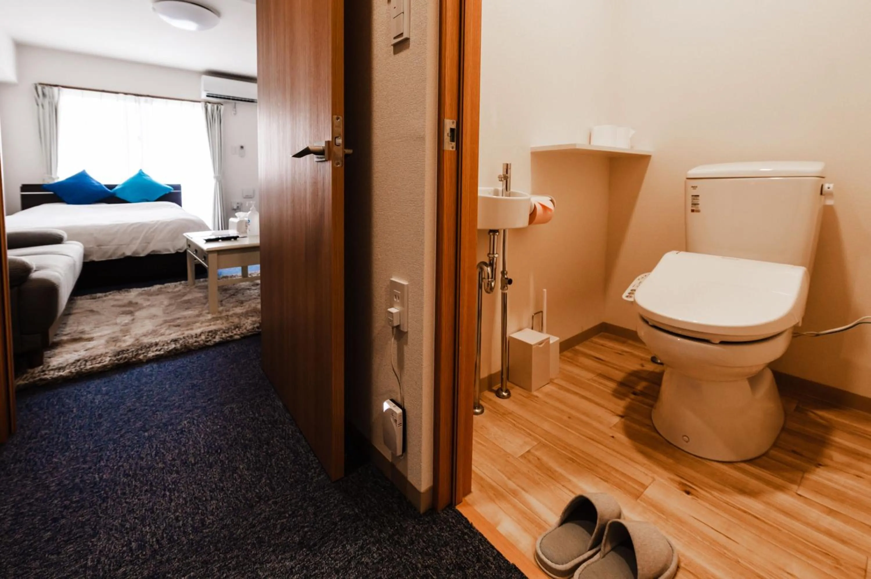 Toilet, Bed in Crystal Court